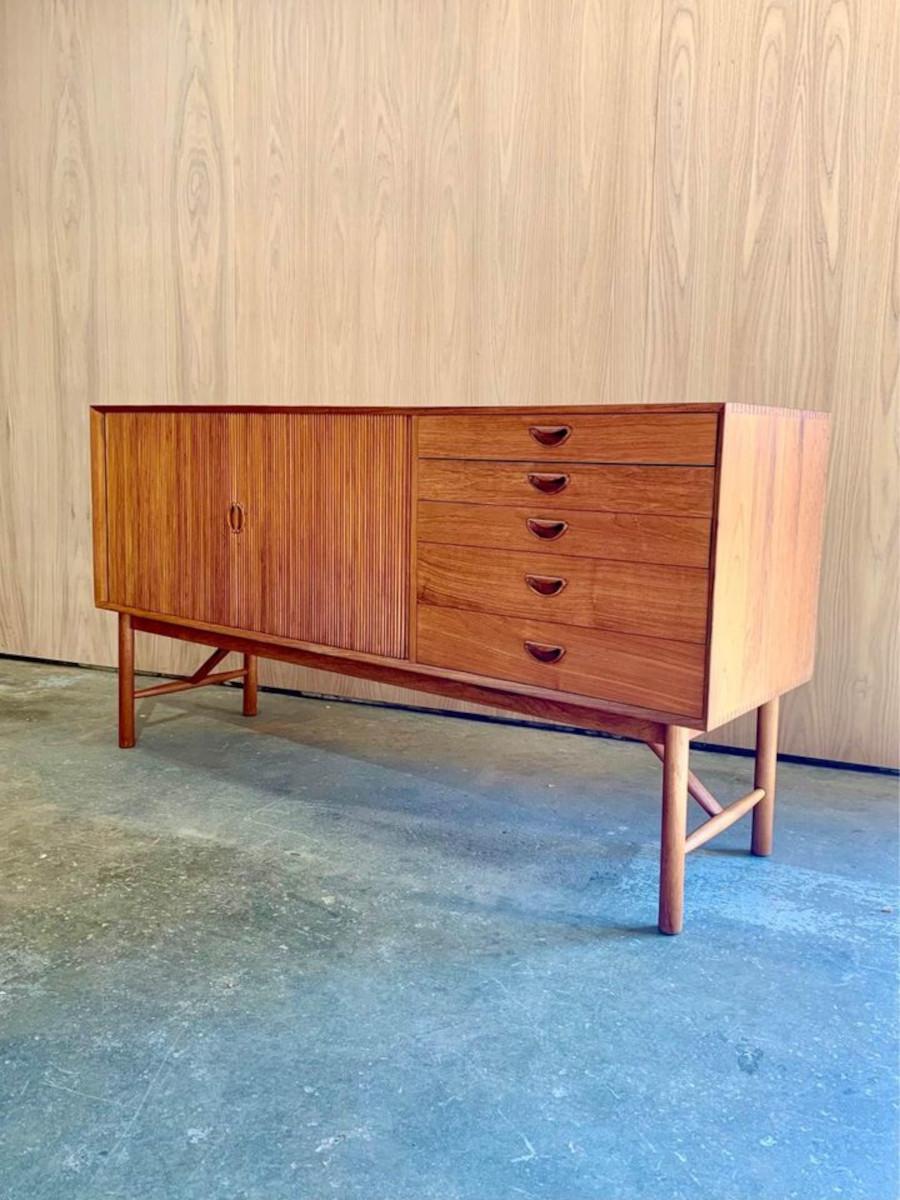 1950er Massivholz-Credenza aus Teakholz  Sideboard von Peter Hvidt im Zustand „Hervorragend“ in Victoria, BC