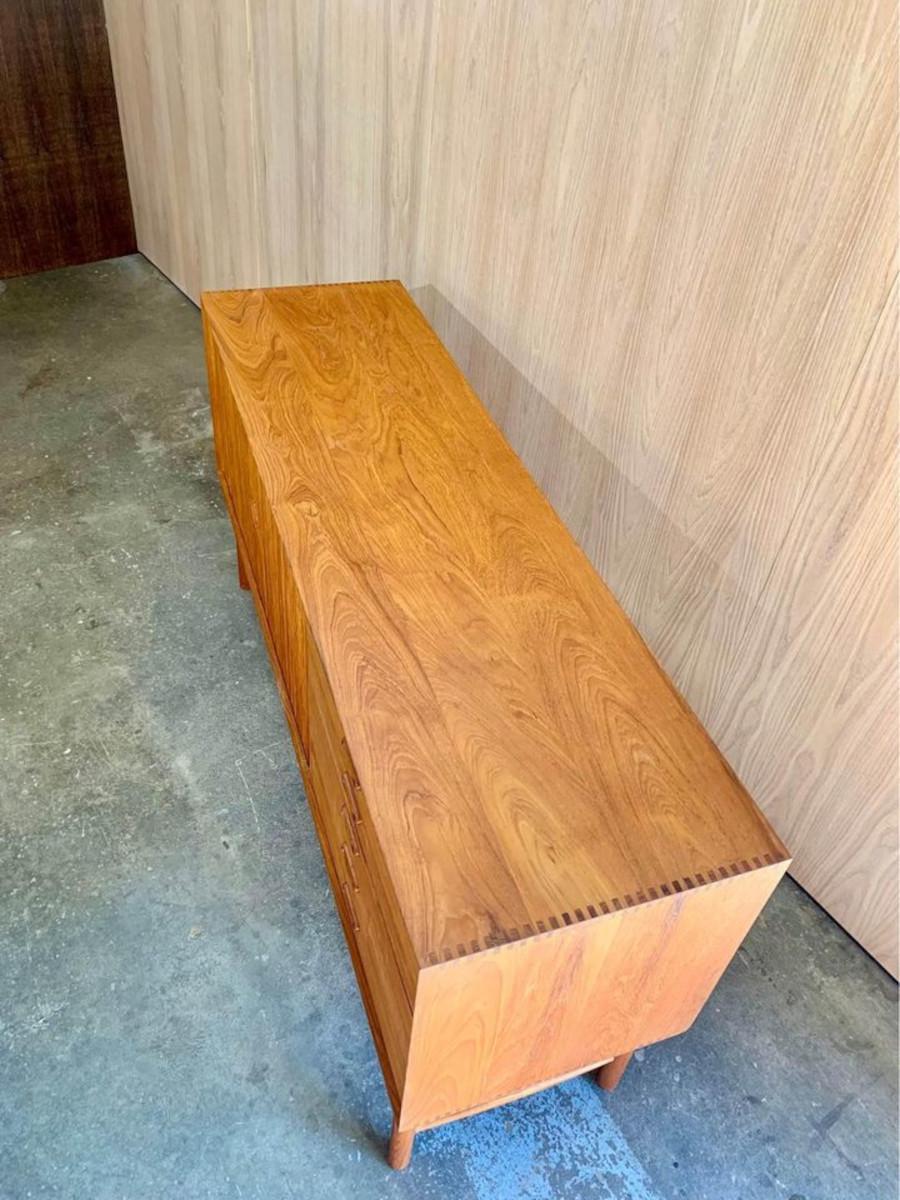 1950er Massivholz-Credenza aus Teakholz  Sideboard von Peter Hvidt (Mitte des 20. Jahrhunderts)
