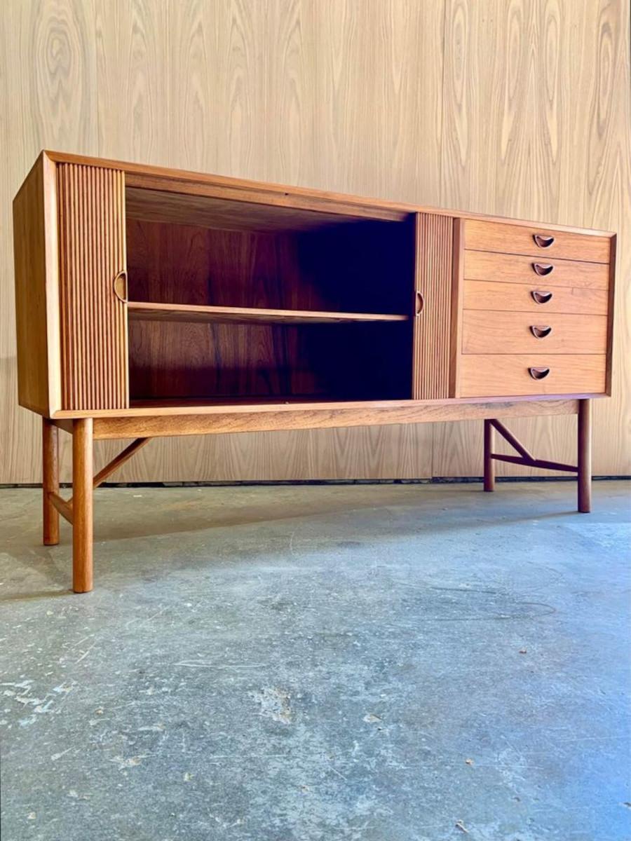 1950er Massivholz-Credenza aus Teakholz  Sideboard von Peter Hvidt 1
