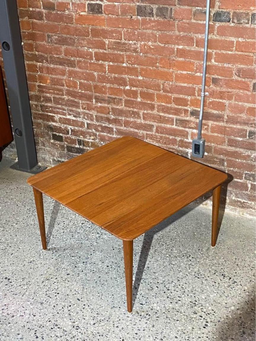 Elégante table basse danoise en teck, une création de Peter Hvidt pour France & Daverkosen dans les années 1950. Méticuleusement fabriqué en teck massif, il met en valeur le grain étonnant du bois. Récemment restaurée, cette pièce exquise est dans