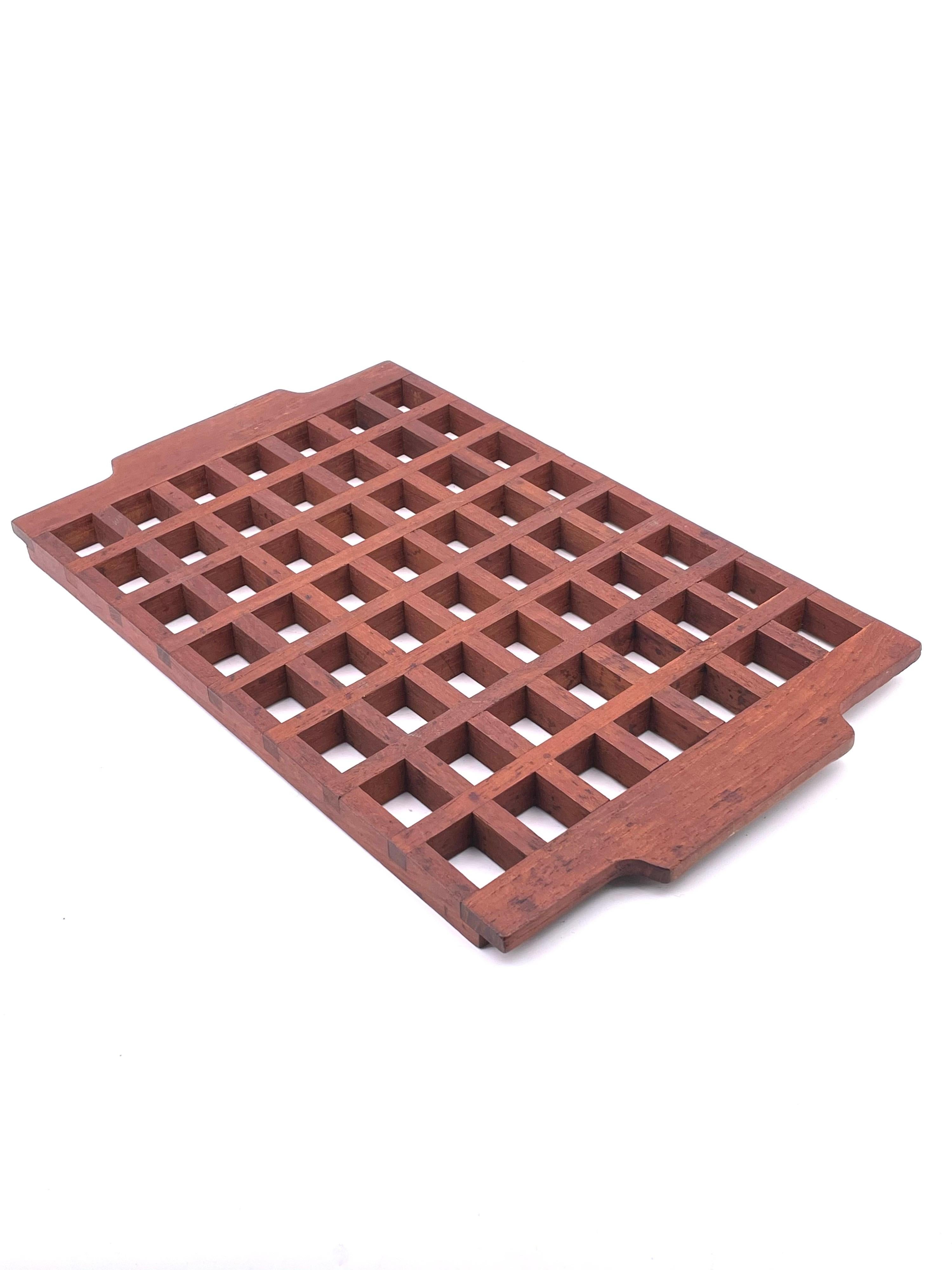 Beautiful design on this large solid teak, tray/trivet, circa 1950s, great condition with raised edges, incredible craftsmanship. Made in Italy by Anri Form.