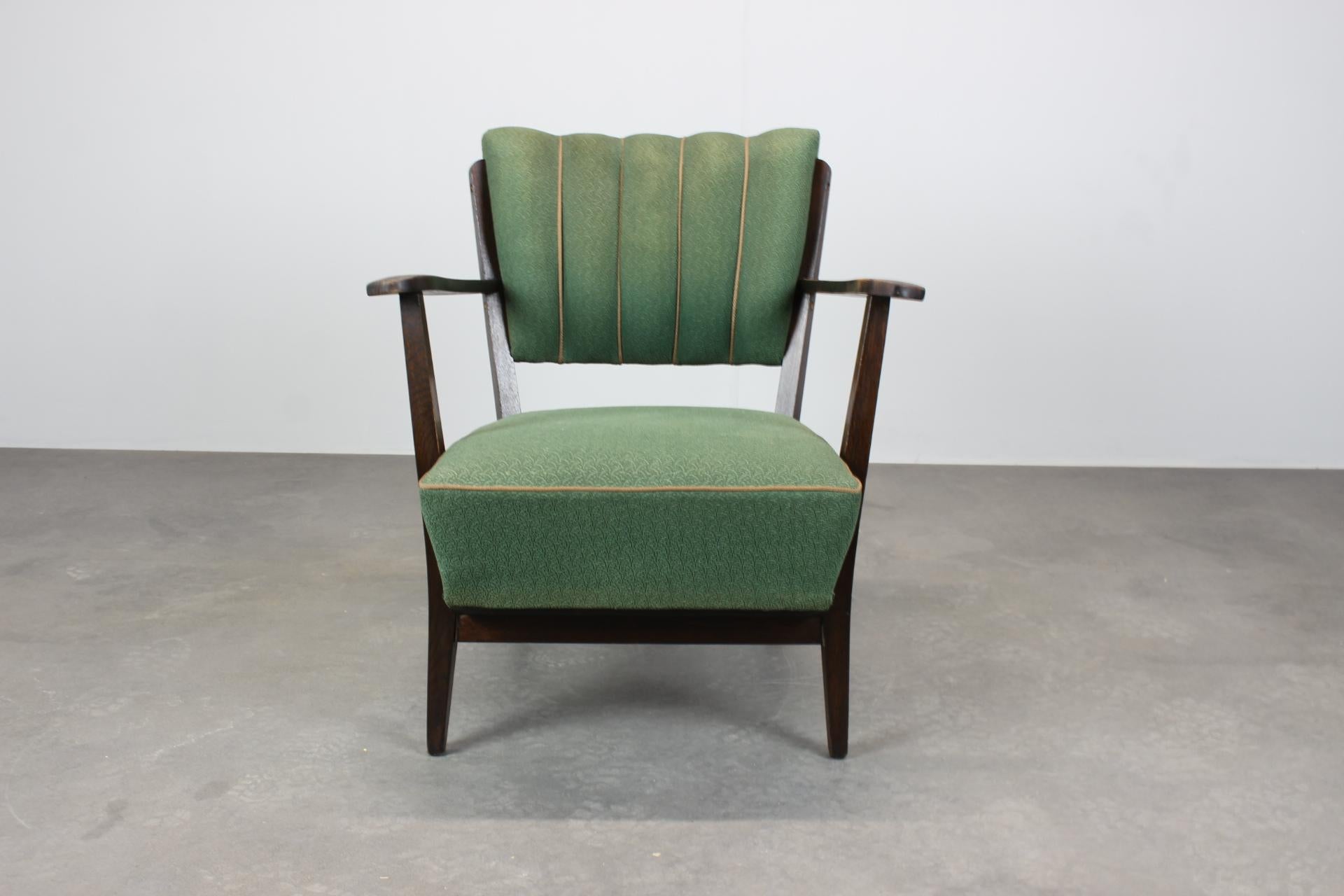 - Buen estado original.
- Fabricado en Checoslovaquia.
- Limpieza de la madera y aplicación de aceite revitalizante
- Muestra signos de uso (arañazos, abrasiones, etc.)
- Estable y sólido
-hecho de madera maciza
-La tela es original y presenta