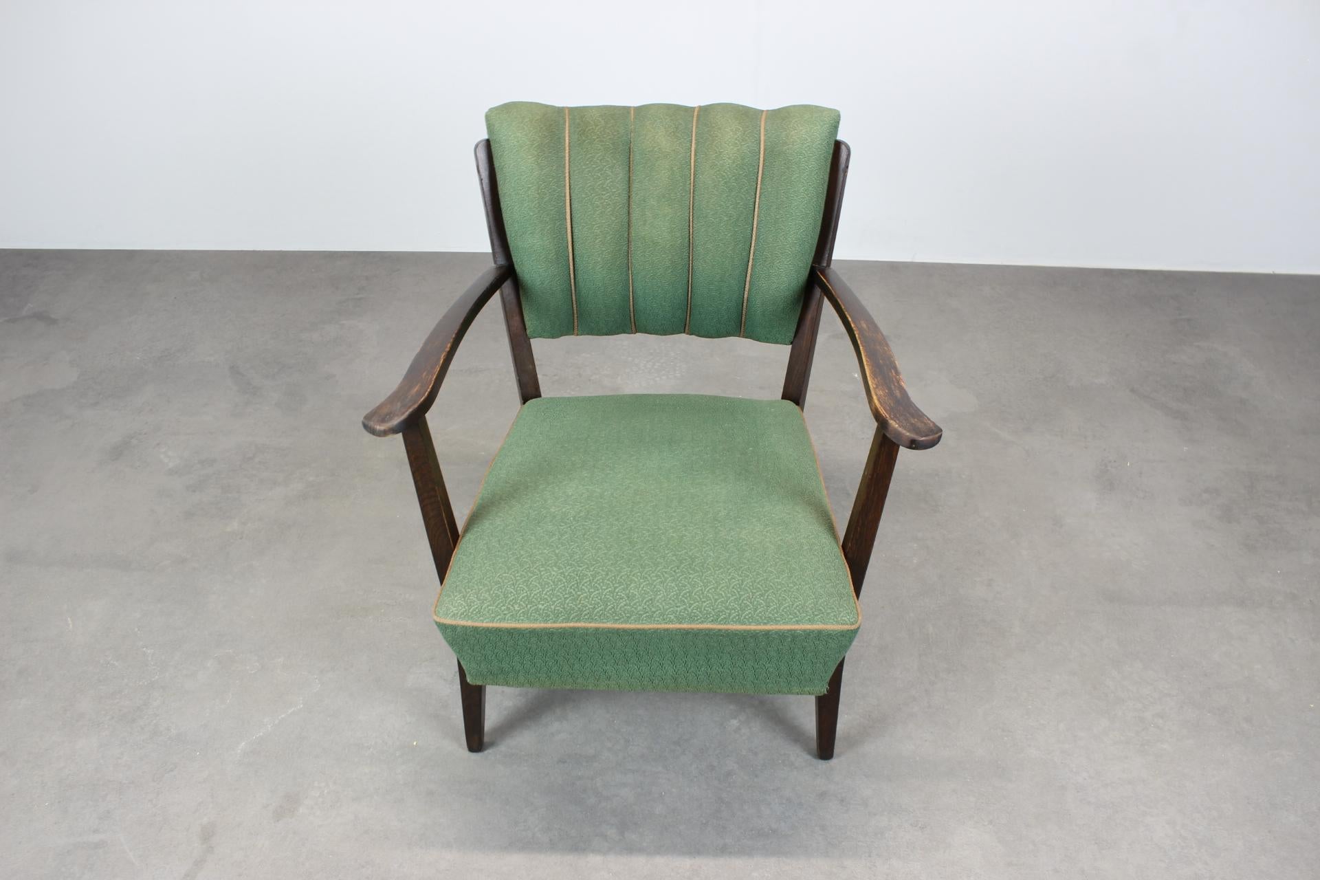 Sillón de madera maciza de los años 50, Checoslovaquia Moderno de mediados de siglo en venta