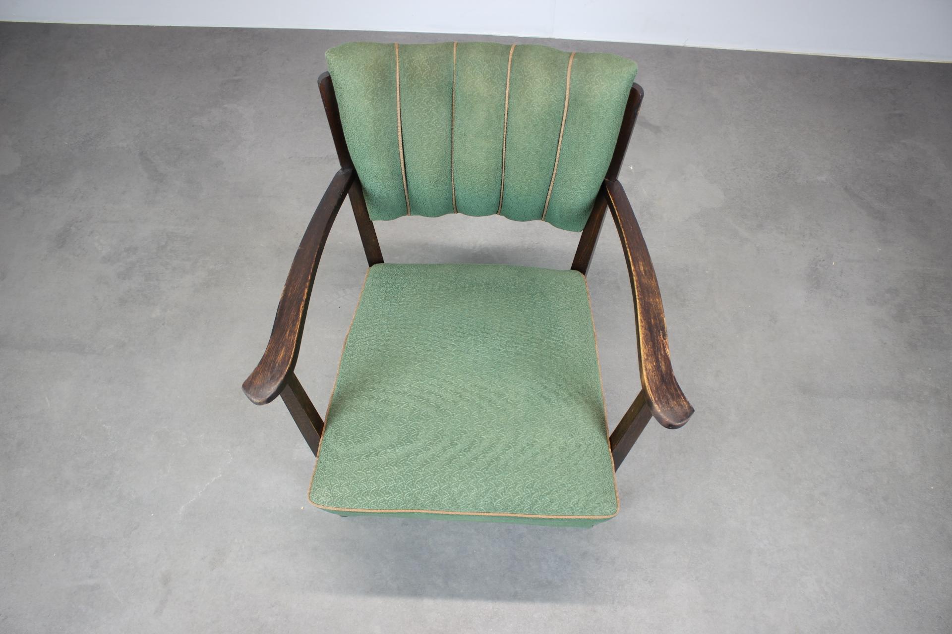 Sillón de madera maciza de los años 50, Checoslovaquia en Bueno estado para la venta en Praha, CZ