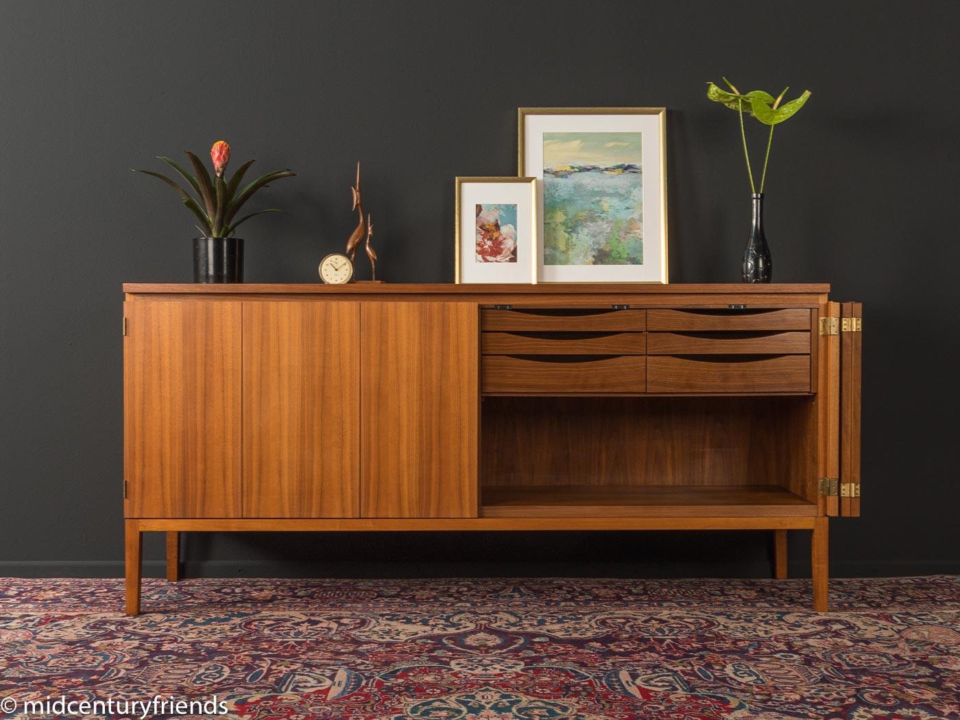 Very rare sideboard from the 1950s by Paul McCobb for WK Möbel. Corpus in walnut veneer with six internal drawers, two folding doors and straight feet.

Quality features:
very high-quality materials
good workmanship
solid wood drawers
Made in