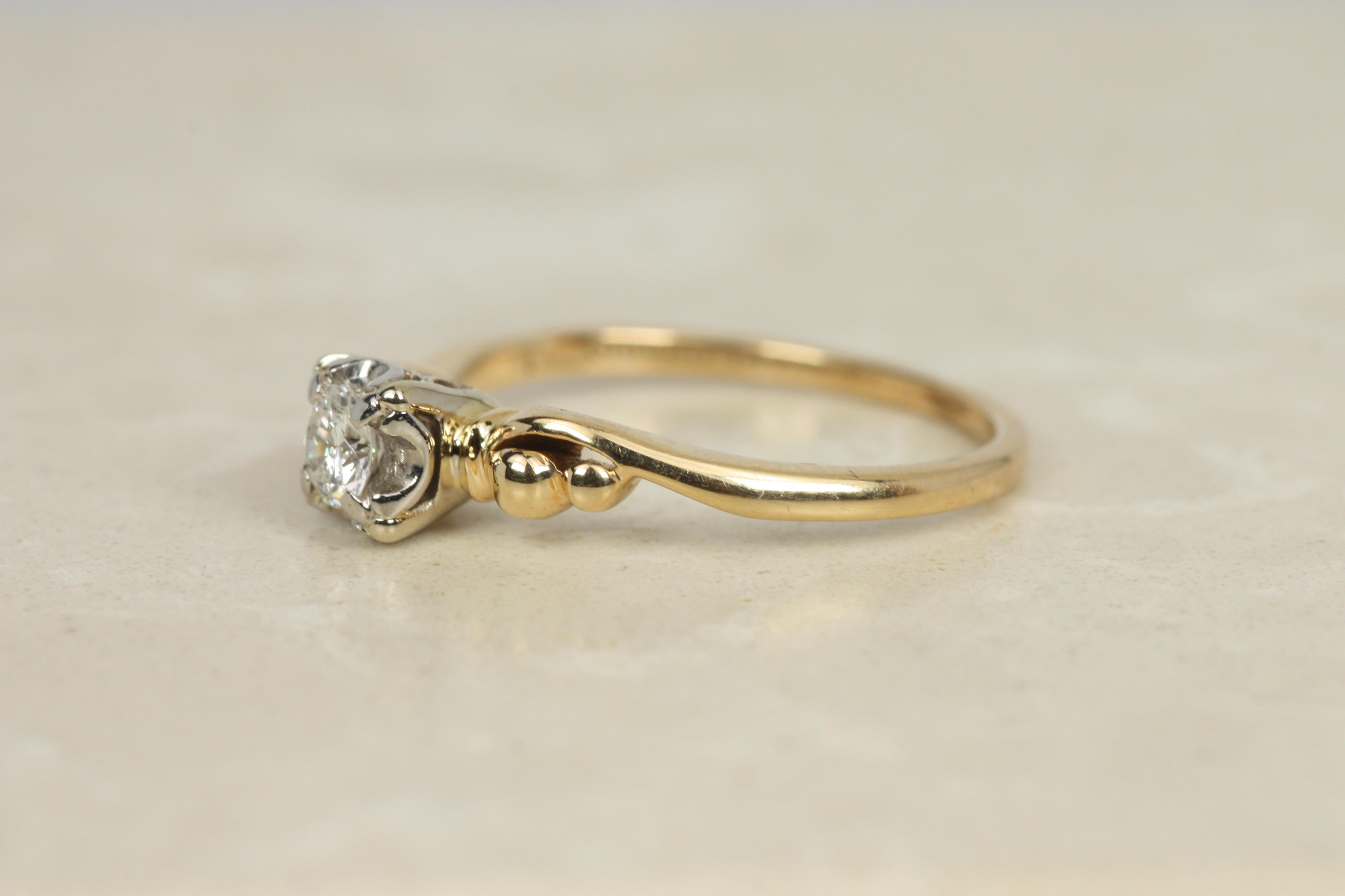 1950s Solitaire Diamond Engagement Ring – 0.15ct Round Diamond Mid-Century Ring Bon état - En vente à Santa Monica, CA