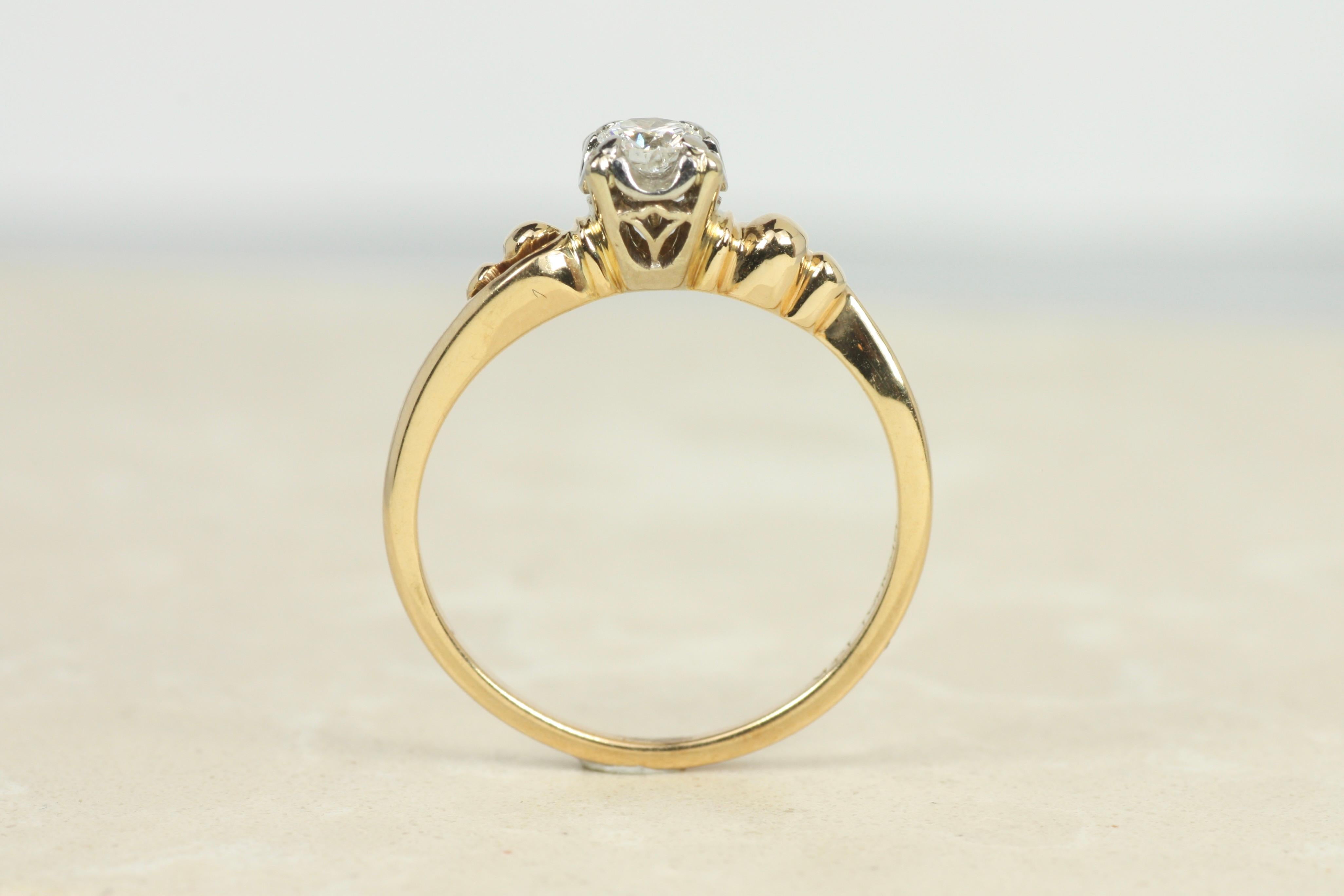 1950s Solitaire Diamond Engagement Ring – 0.15ct Round Diamond Mid-Century Ring Pour femmes en vente