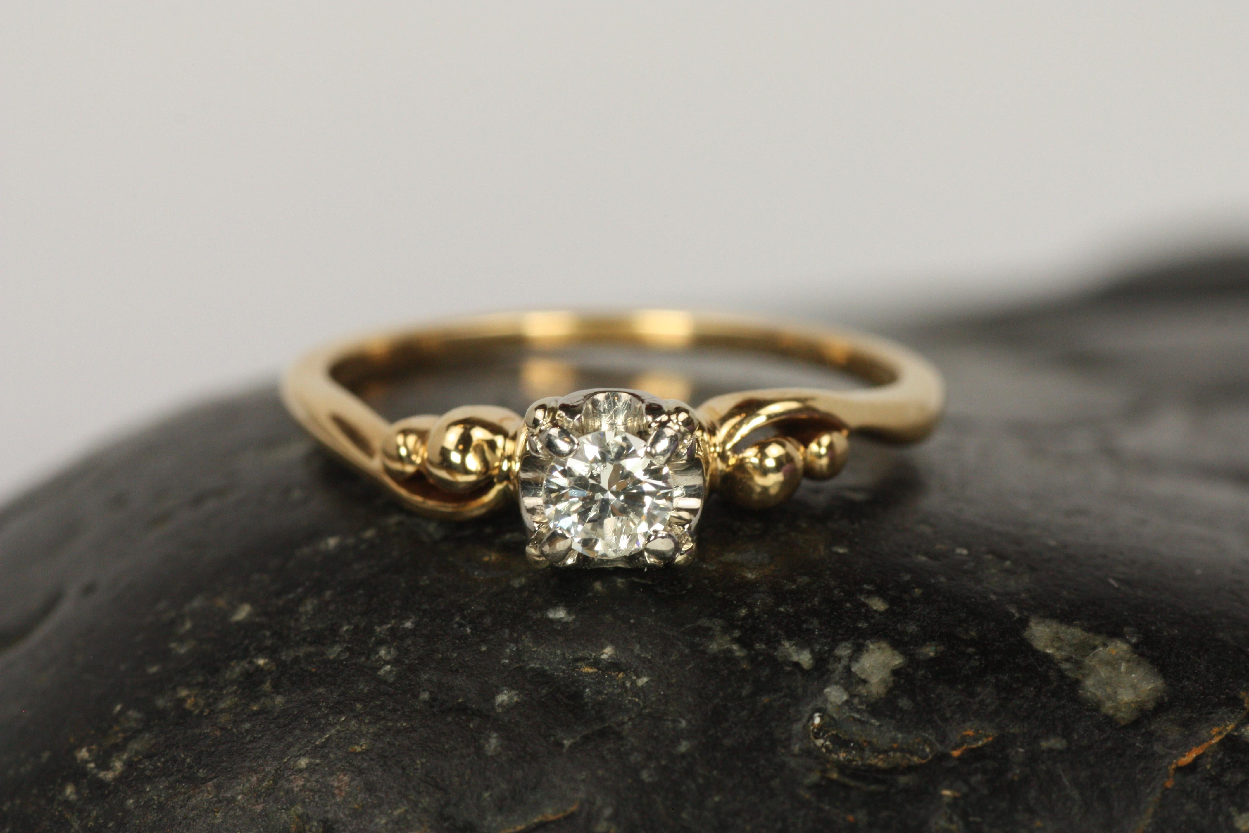 Bague de fiançailles solitaire en diamant des années 1950 - Bague du milieu du siècle en diamant rond de 0,15ct en vente 2