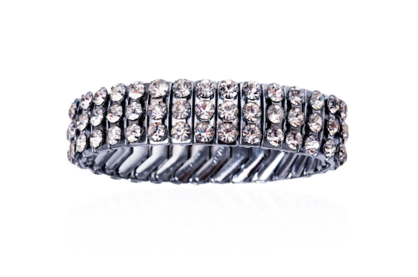 I absolutely love these original 1950s articulated bracelets; it is incredibly well made with three tiers of best quality prong set diamantes against a chrome plated articulated bracelet. The bracelet is in absolutely superb vintage condition -