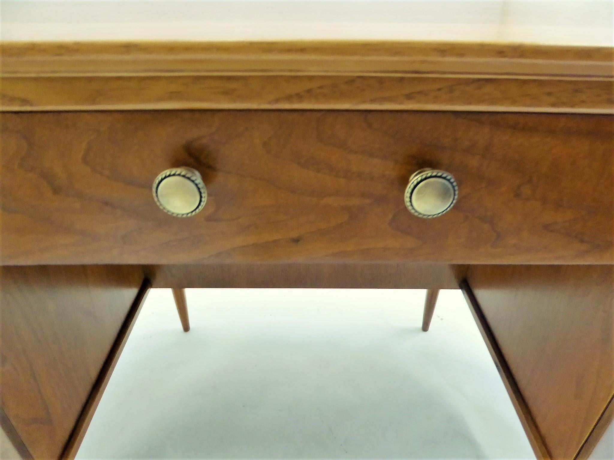 1950s Sophisticates Walnut Desk by John Lubberts & Lambert Mulder for Tomlinson 6