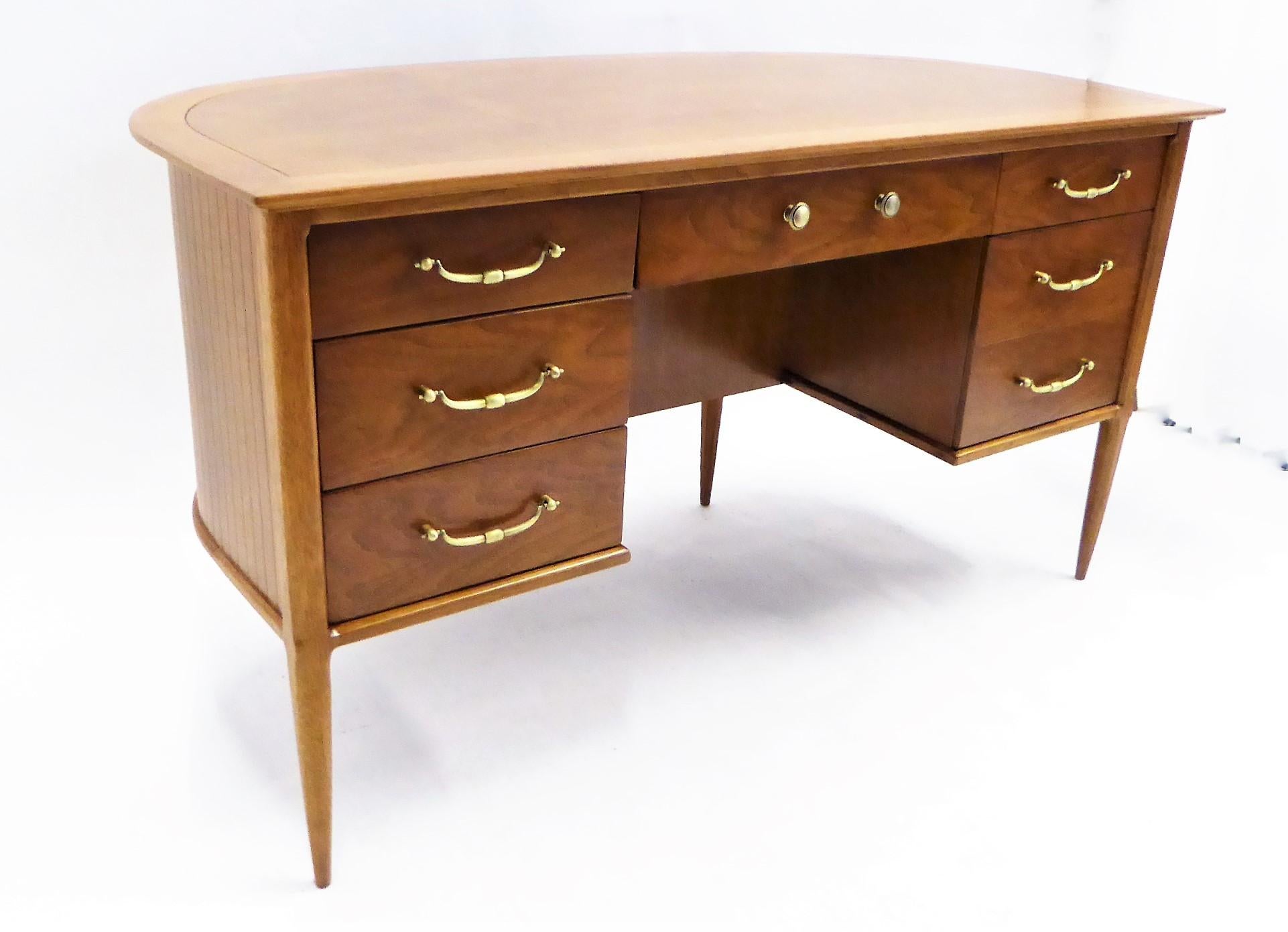 Stunning 1950s walnut desk by John Lubberts & Lambert Mulder for Tomlinson, from the Sophisticates collection. A 