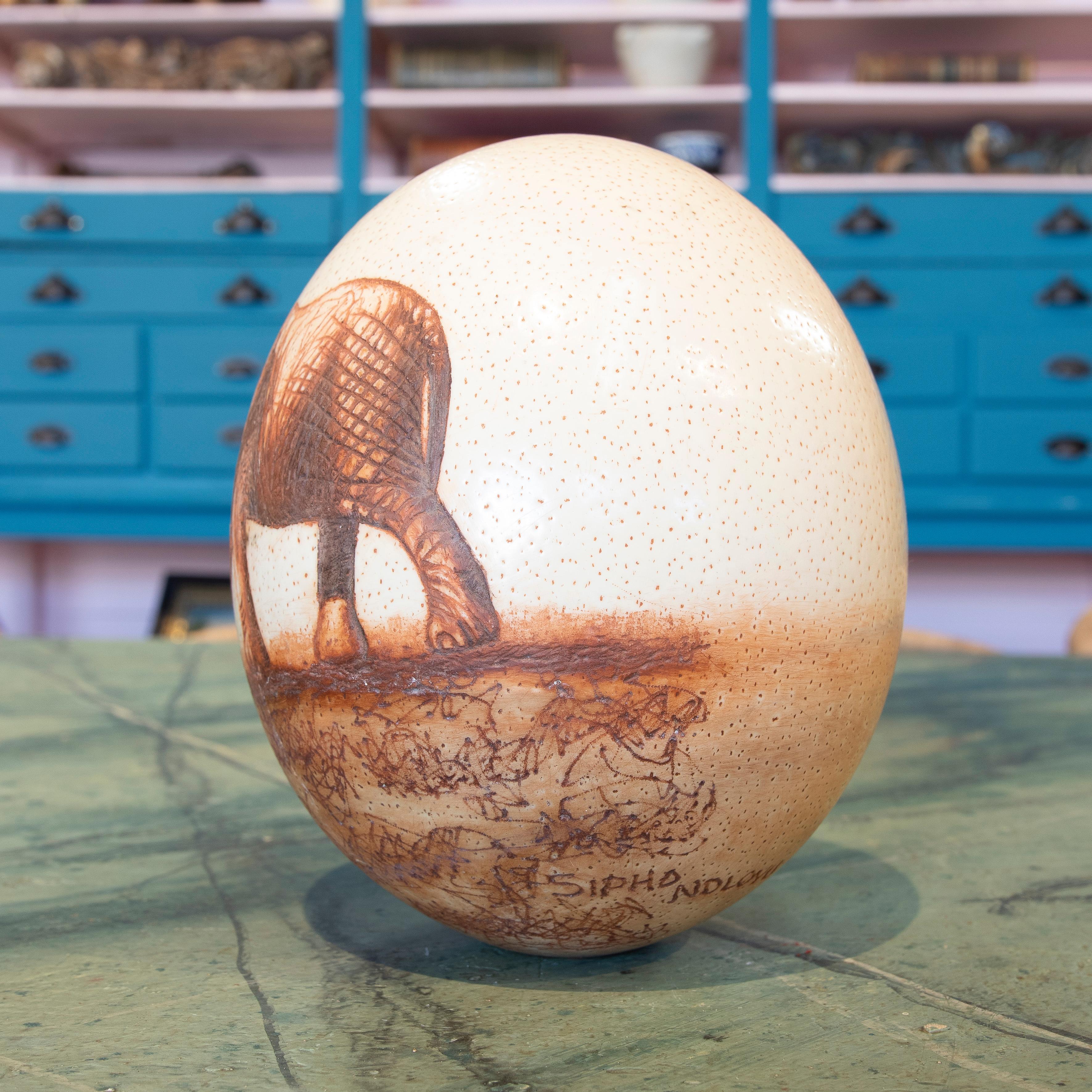 1950s South African Scrimshaw Ostrich Egg by Late Chief Sipho Ndldvu In Good Condition For Sale In Marbella, ES