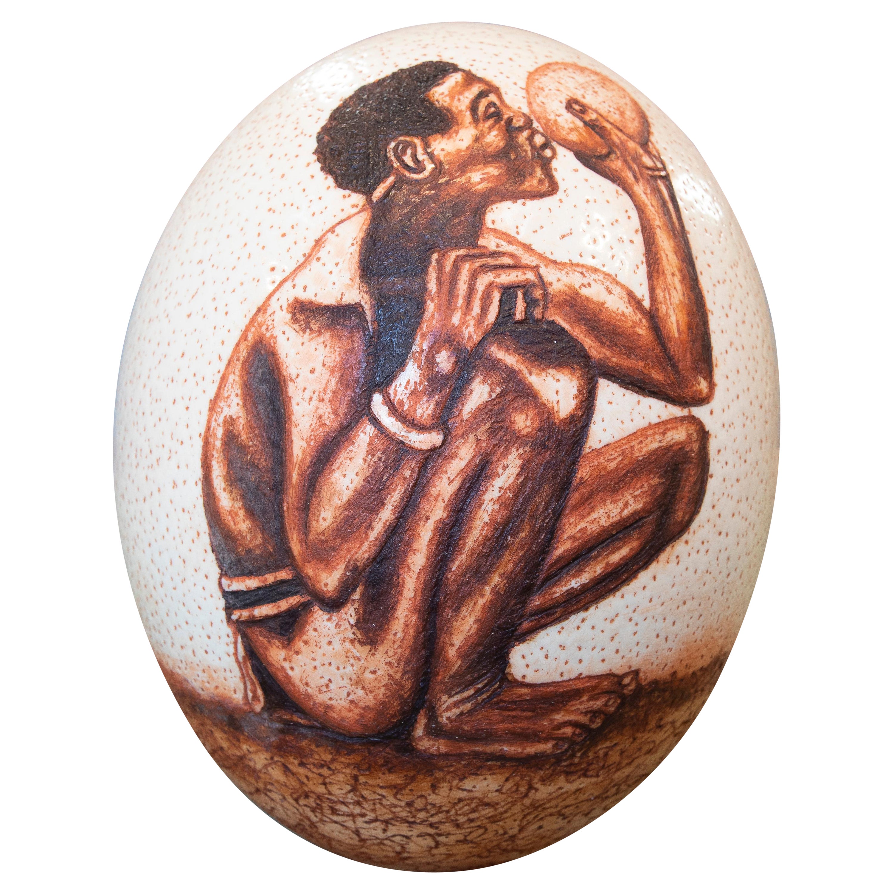 Huevo de avestruz Scrimshaw sudafricano de los años 50 por el difunto jefe Sipho Ndldvu en venta