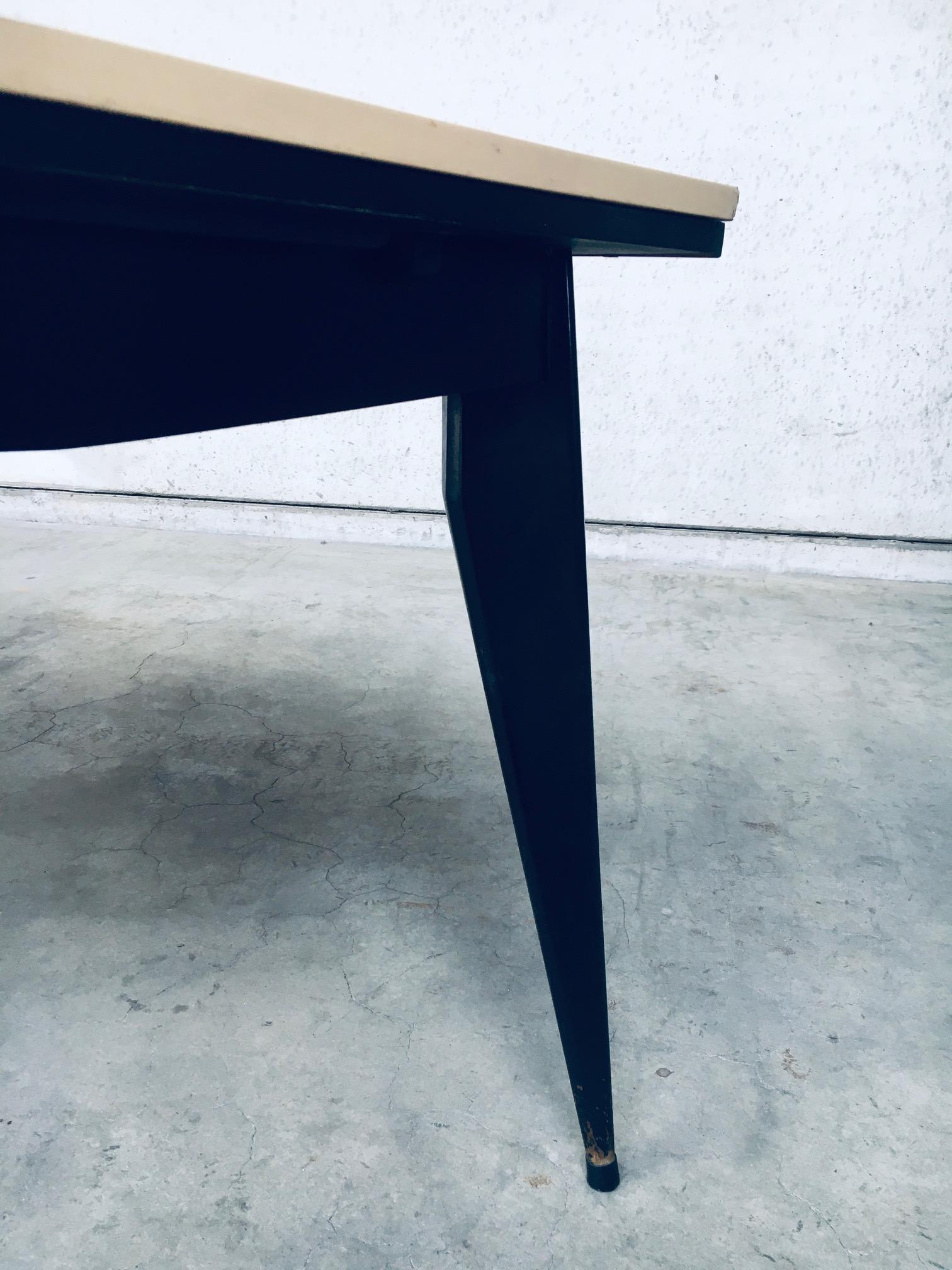 1950's Space Age Design Extendable Dining Table For Sale 11