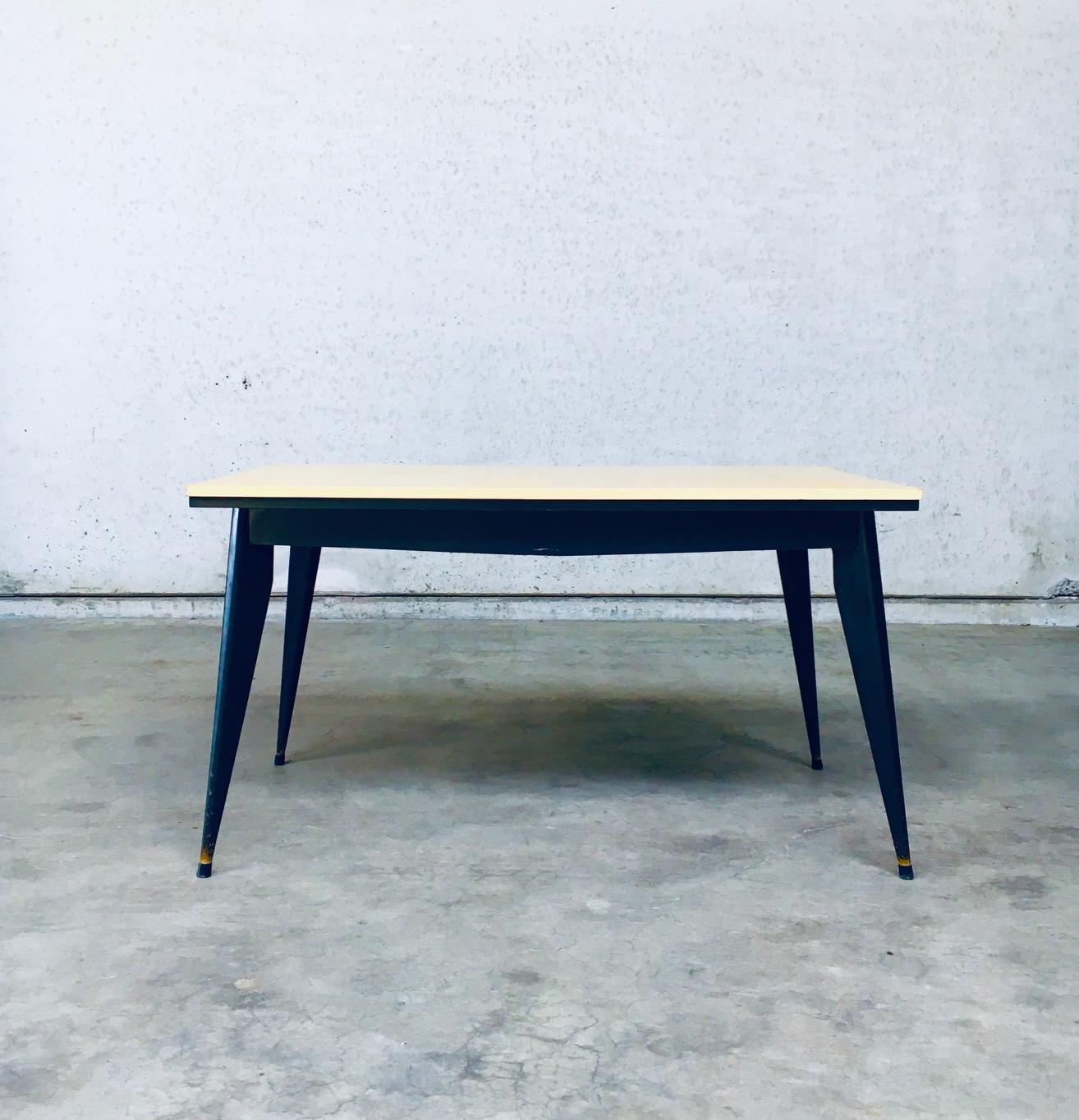 1950's Space Age Design Extendable Dining Table In Good Condition For Sale In Oud-Turnhout, VAN