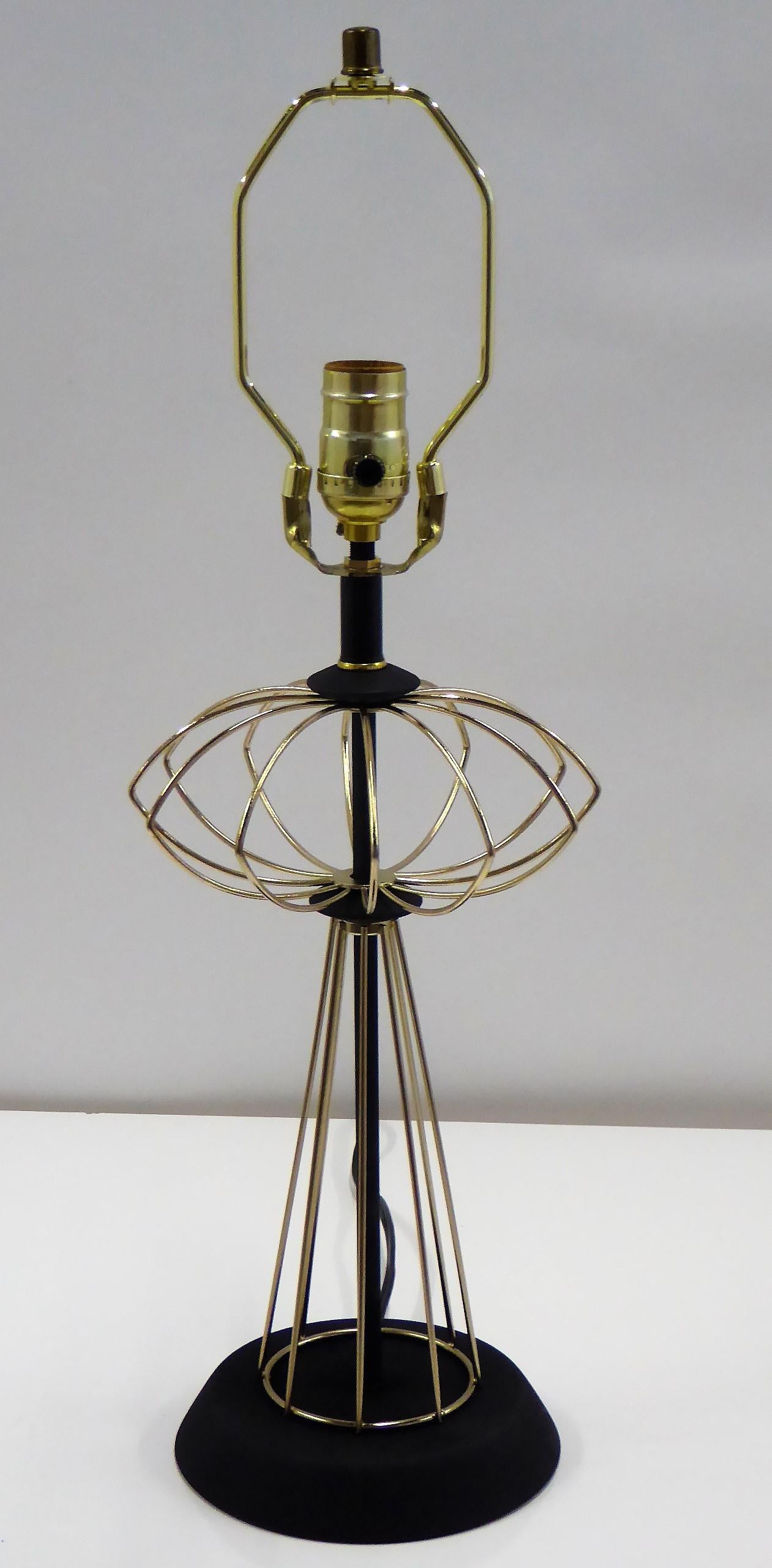 REDUITE DE 400.... Avec un nuage champignon stylisé en laiton, cette lampe de table des années 1950 comporte une base en bois noir avec une forme atomique en fil de laiton. Entièrement restauré et recâblé et avec une nouvelle prise UL à trois
