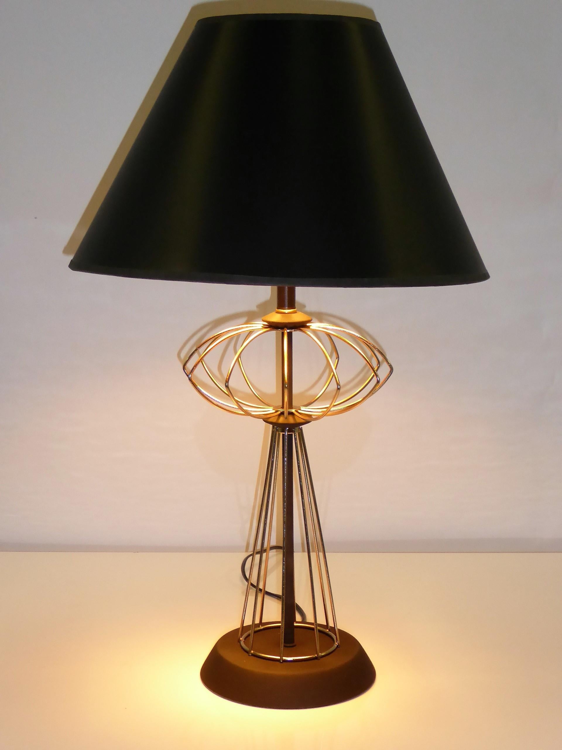 Ère spatiale Lampe de table de l'âge atomique des années 1950 Laiton et bois