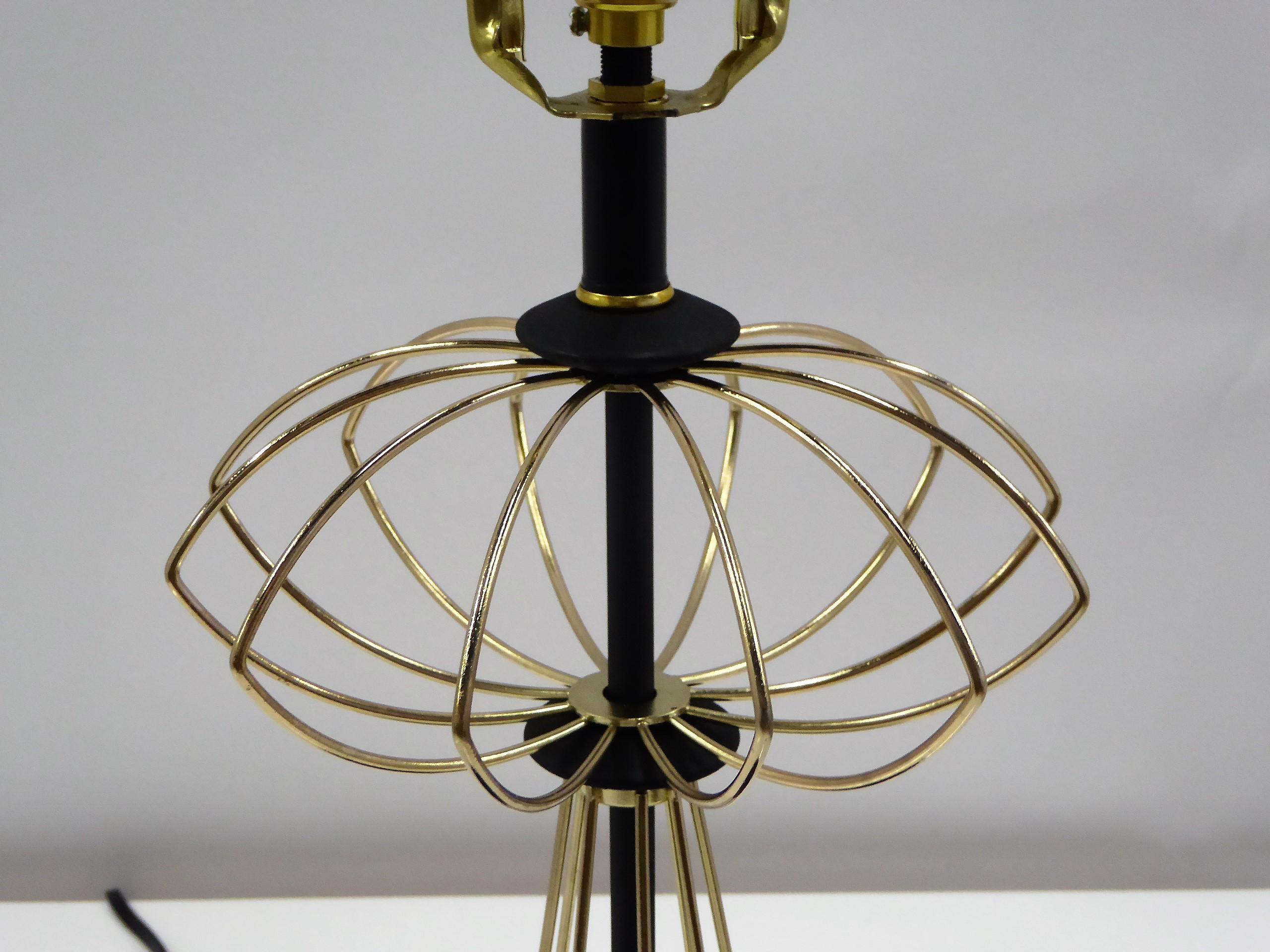Américain Lampe de table de l'âge atomique des années 1950 Laiton et bois
