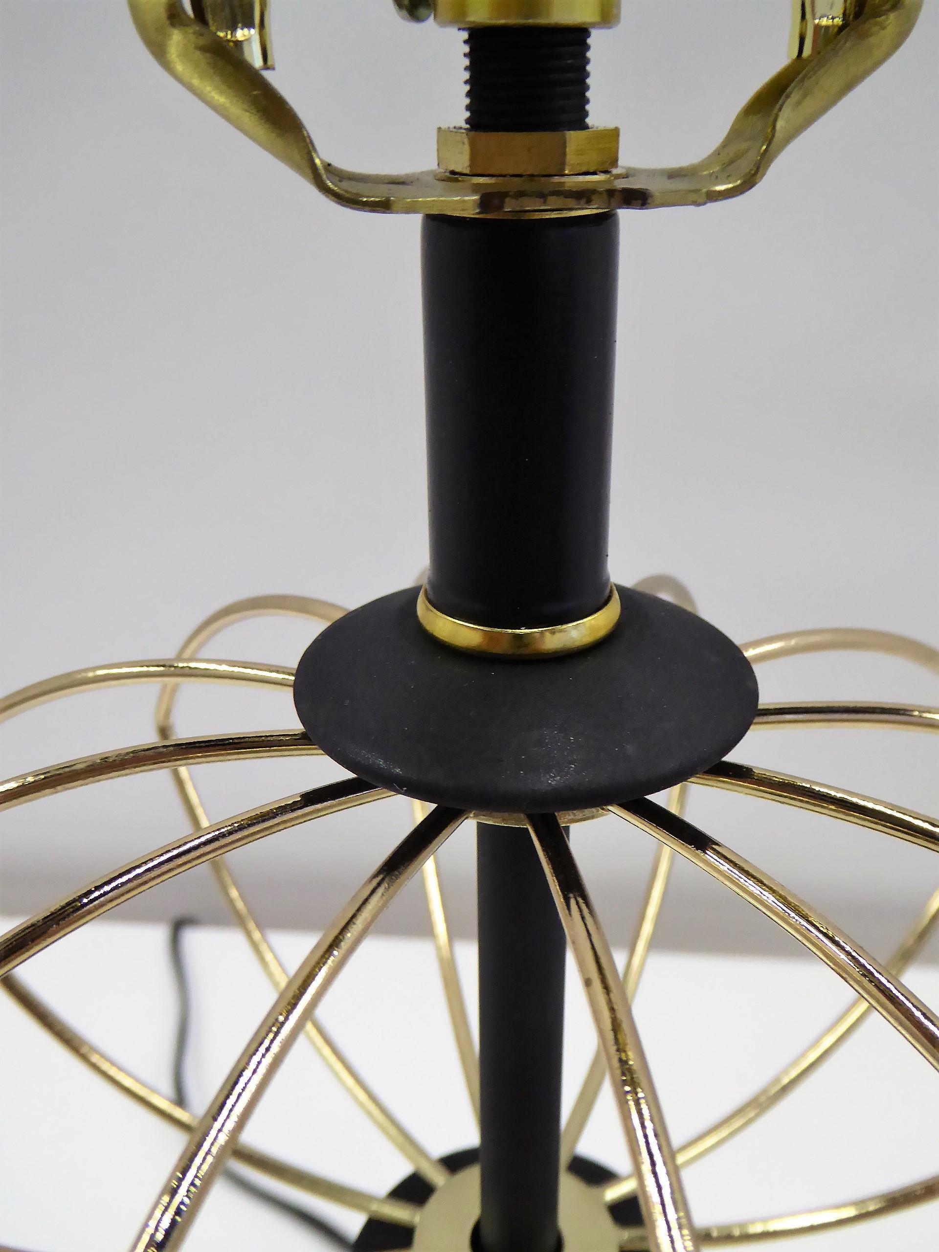 20ième siècle Lampe de table de l'âge atomique des années 1950 Laiton et bois