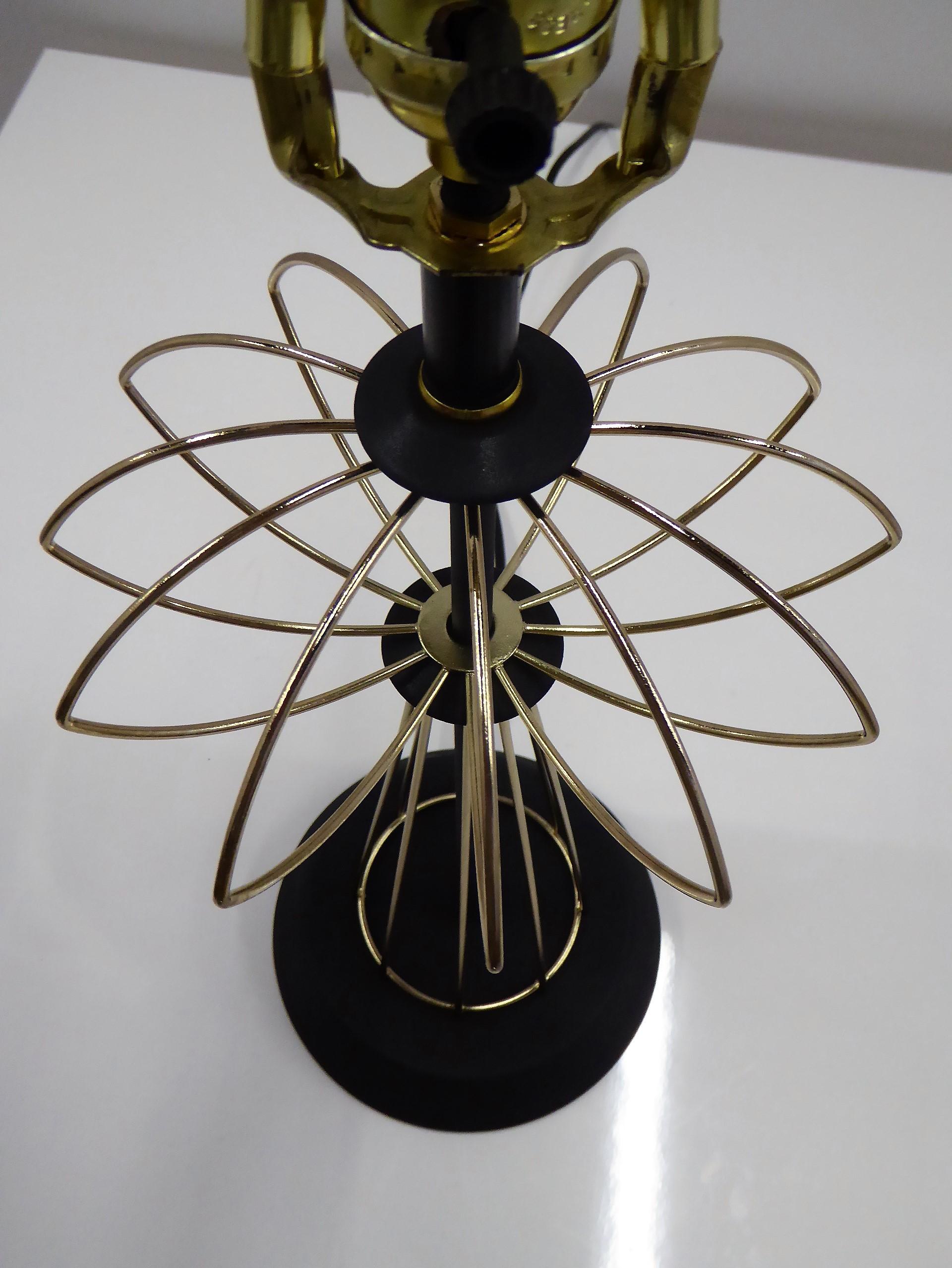 Lampe de table de l'âge atomique des années 1950 Laiton et bois 1
