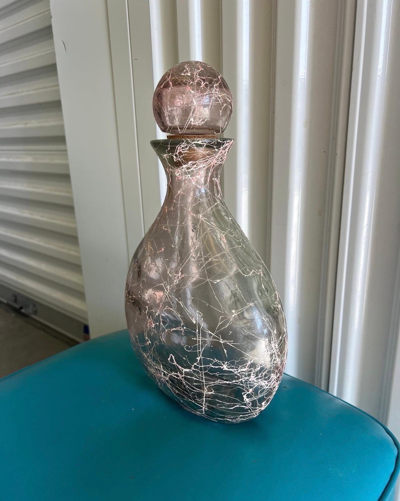 Decanter in vetro ametista grande con tappo Spaghetti del 1950 in vendita 3