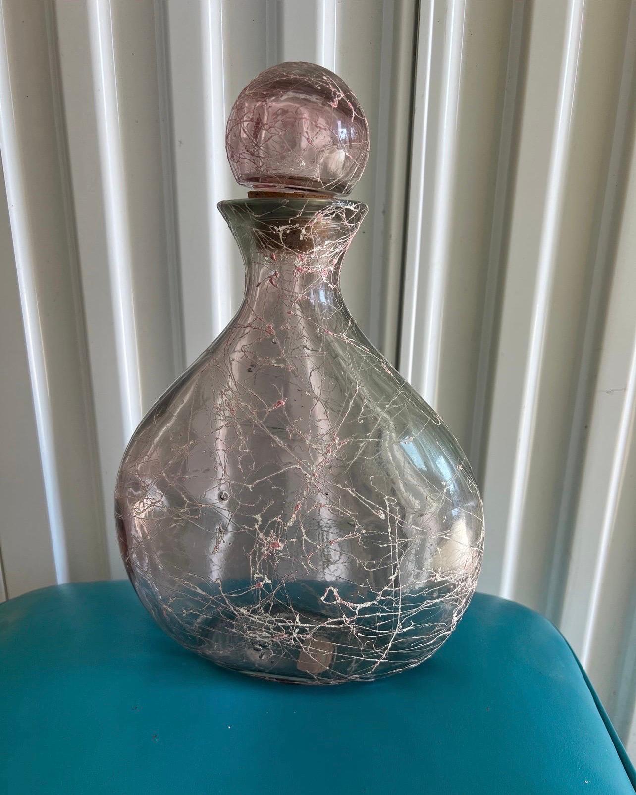 Decanter in vetro ametista grande con tappo Spaghetti del 1950 in vendita 4