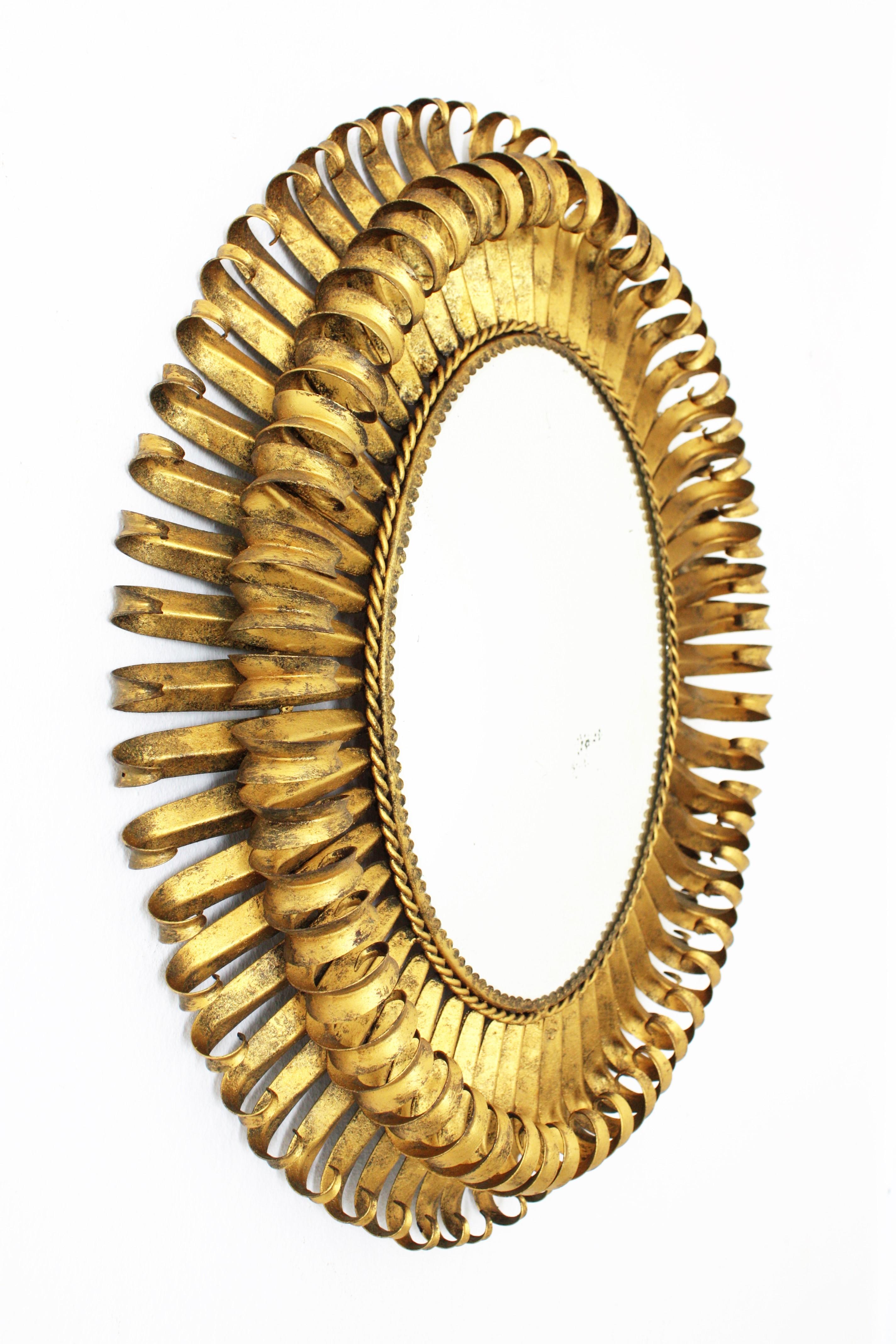 1950s Spanish Brutalist Hammered Gilt Metal Eyelash Oval Sunburst Mirror  In Excellent Condition In Barcelona, ES