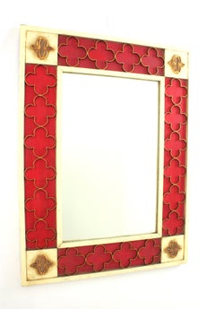 Specchio rettangolare in legno rosso e bianco in stile coloniale spagnolo degli anni '50 con rosette dorate