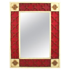 Specchio rettangolare in legno rosso e bianco in stile coloniale spagnolo degli anni '50 con rosette dorate