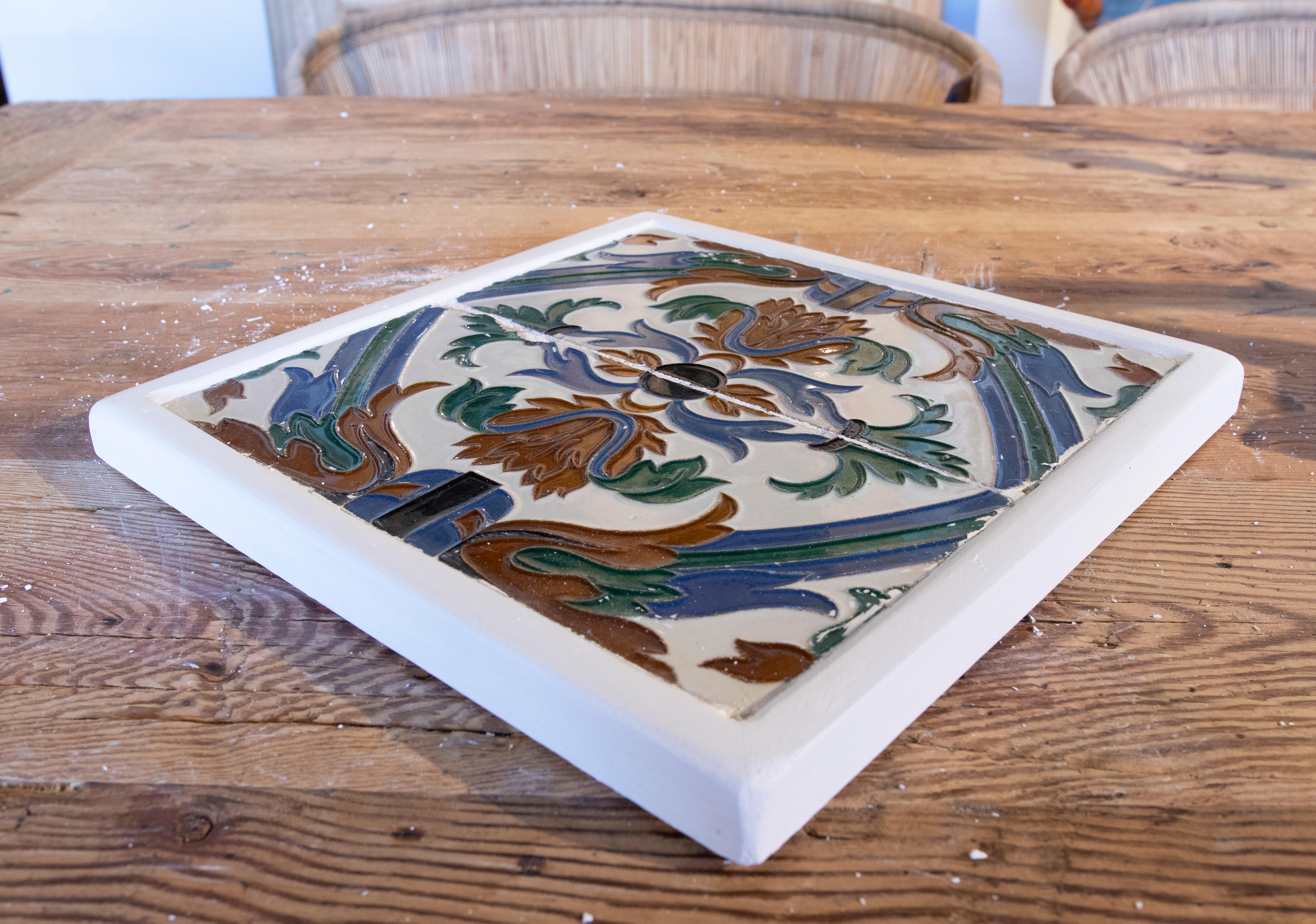 Carreau décoratif espagnol des années 1950 encadré dans du bois de différentes couleurs en vente 3