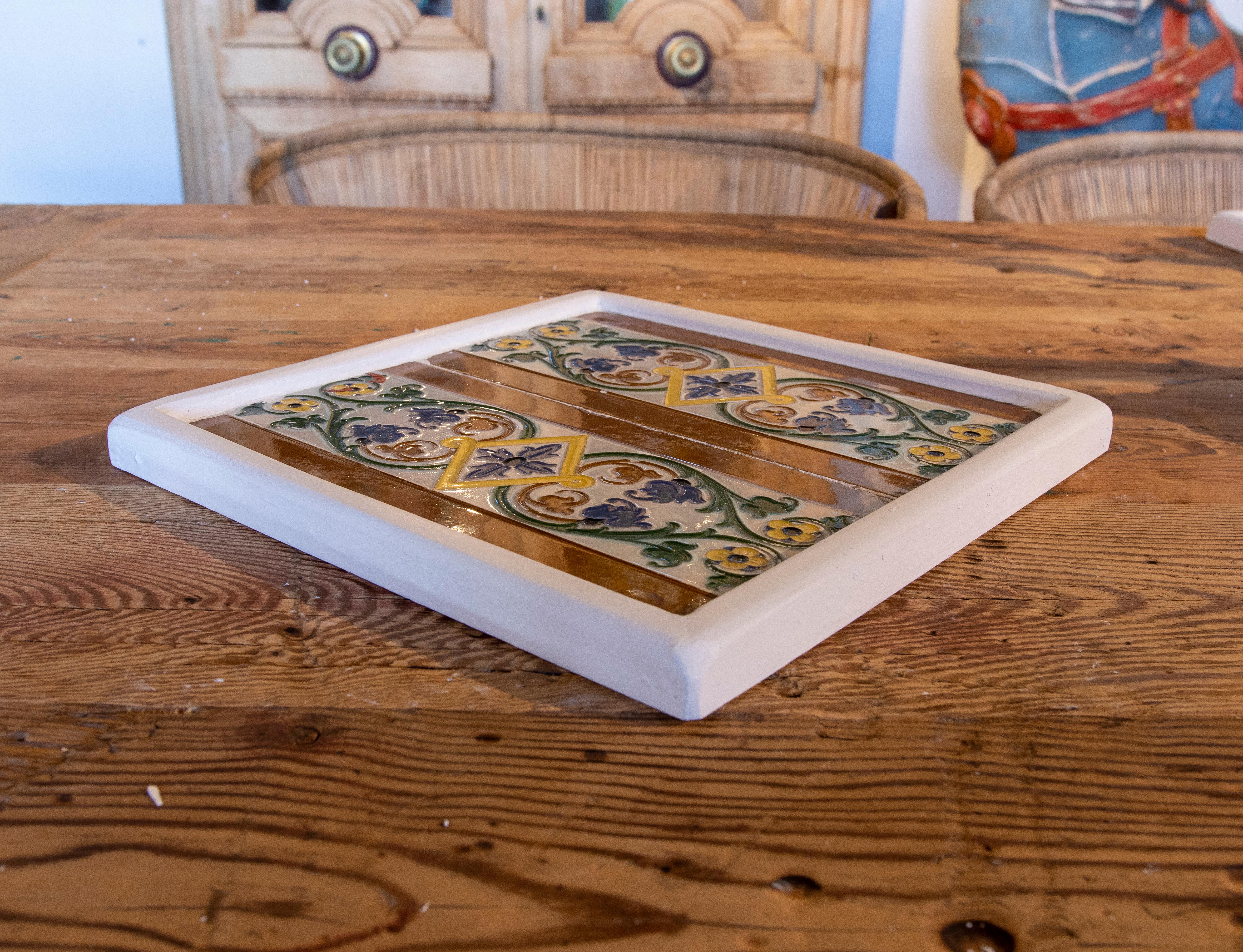Piastrella decorativa spagnola degli anni '50 incorniciata in Wood in diversi colori in vendita 2