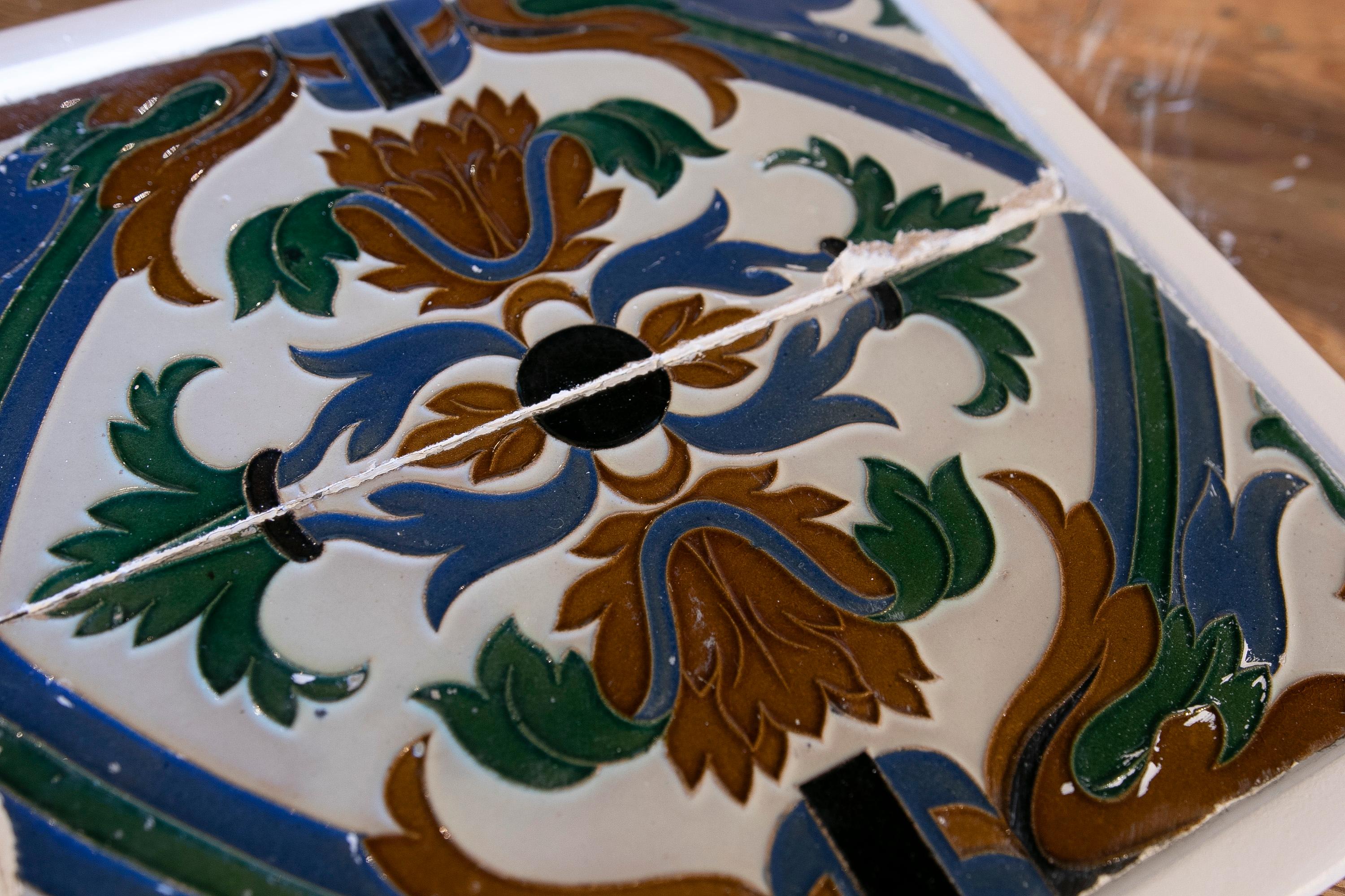 Carreau décoratif espagnol des années 1950 encadré dans du bois de différentes couleurs en vente 6