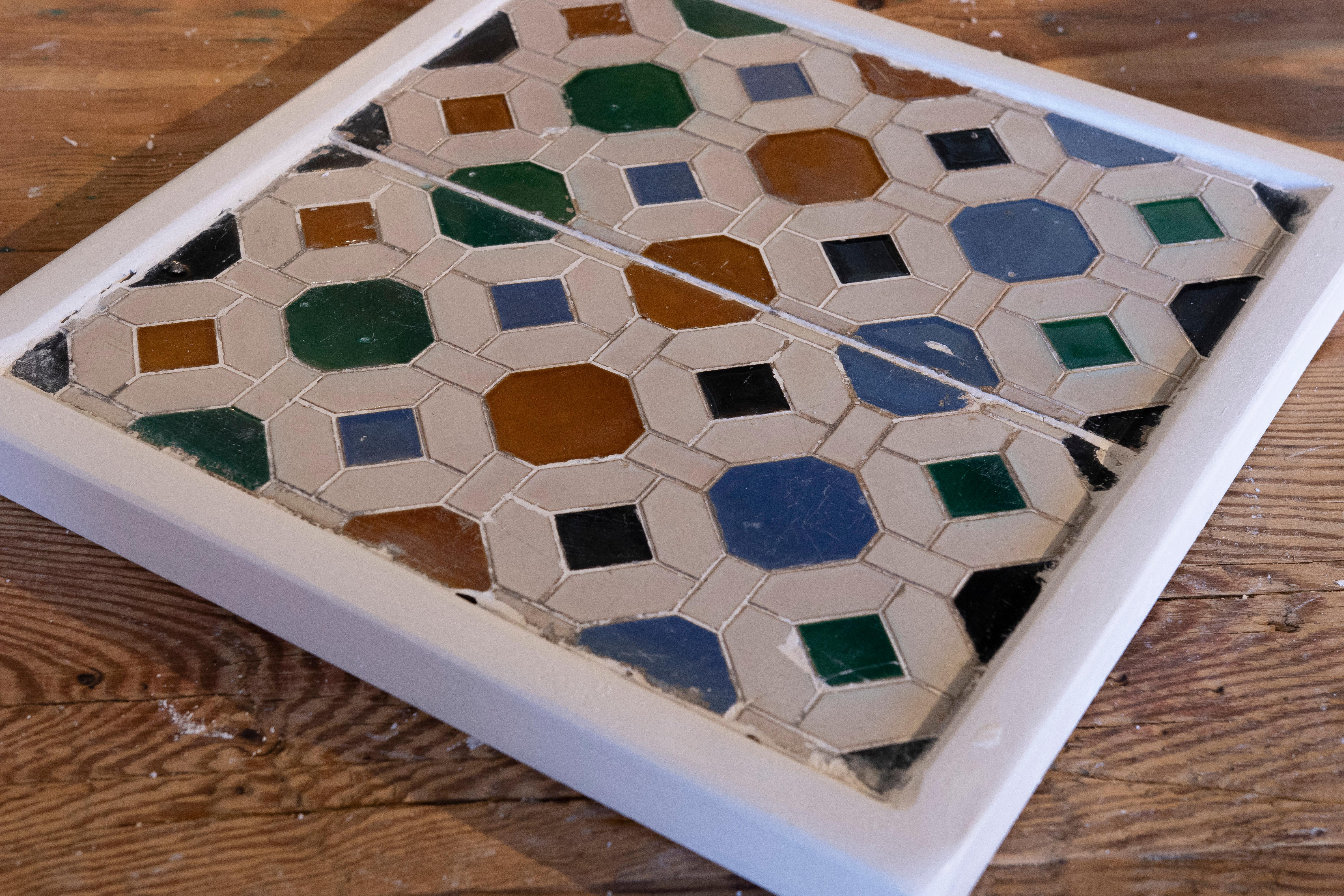 Carreau décoratif espagnol des années 1950 encadré dans du bois de différentes couleurs en vente 6