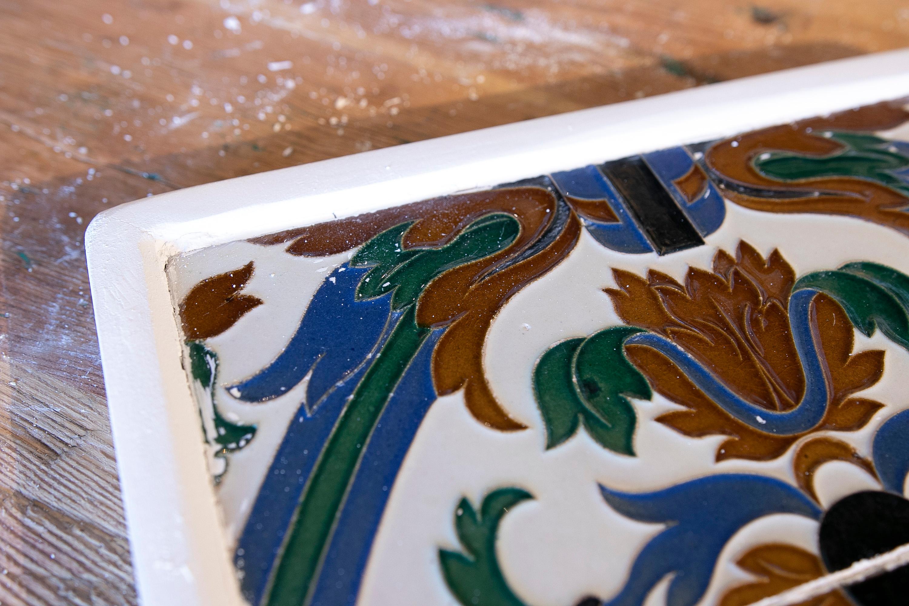 Carreau décoratif espagnol des années 1950 encadré dans du bois de différentes couleurs en vente 10