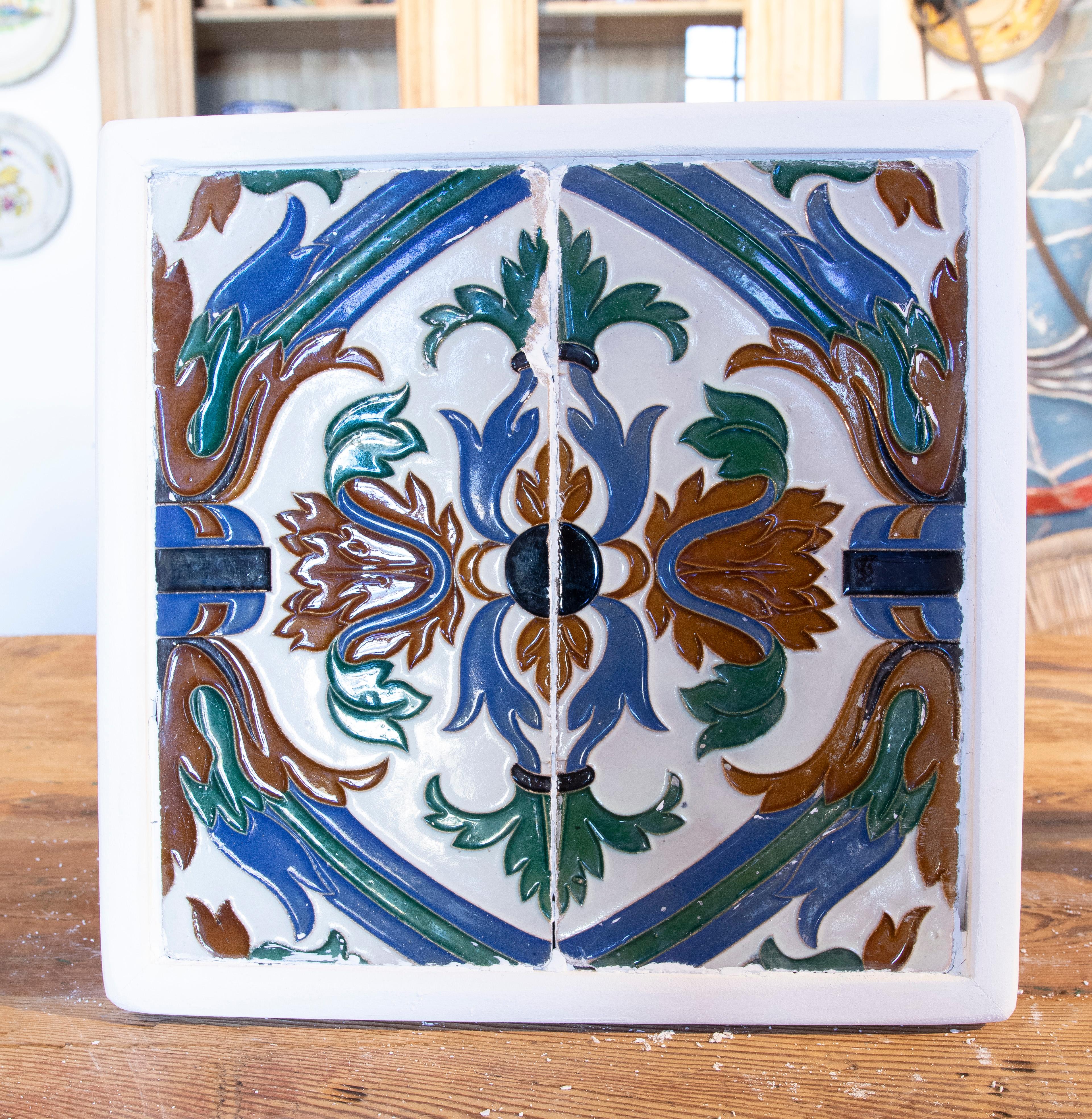 Carreau décoratif espagnol des années 1950 encadré dans du bois de différentes couleurs 