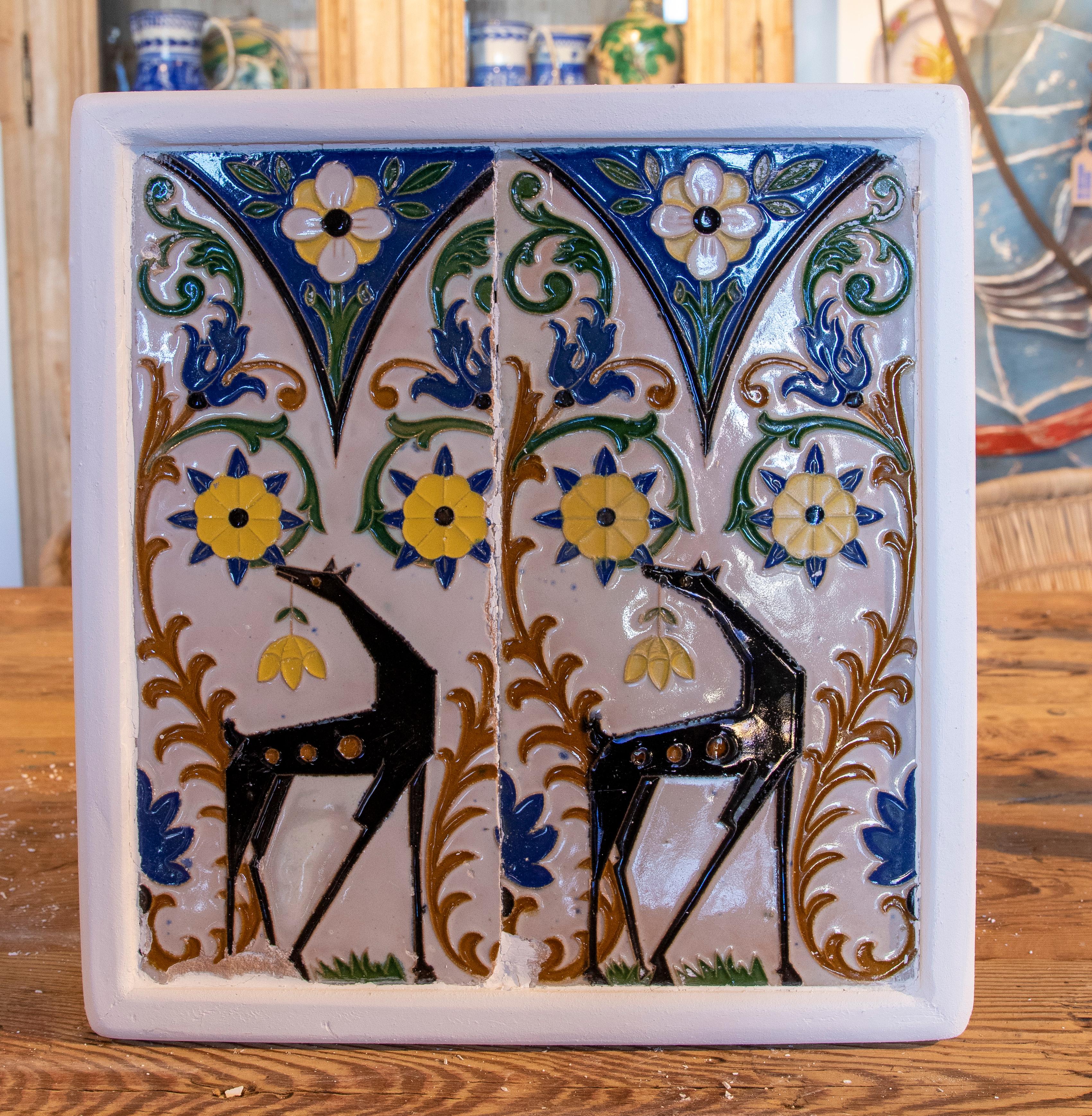 Spanische Zierfliese aus den 1950er Jahren, in Holz gerahmt, in verschiedenen Farben  (Glasiert) im Angebot