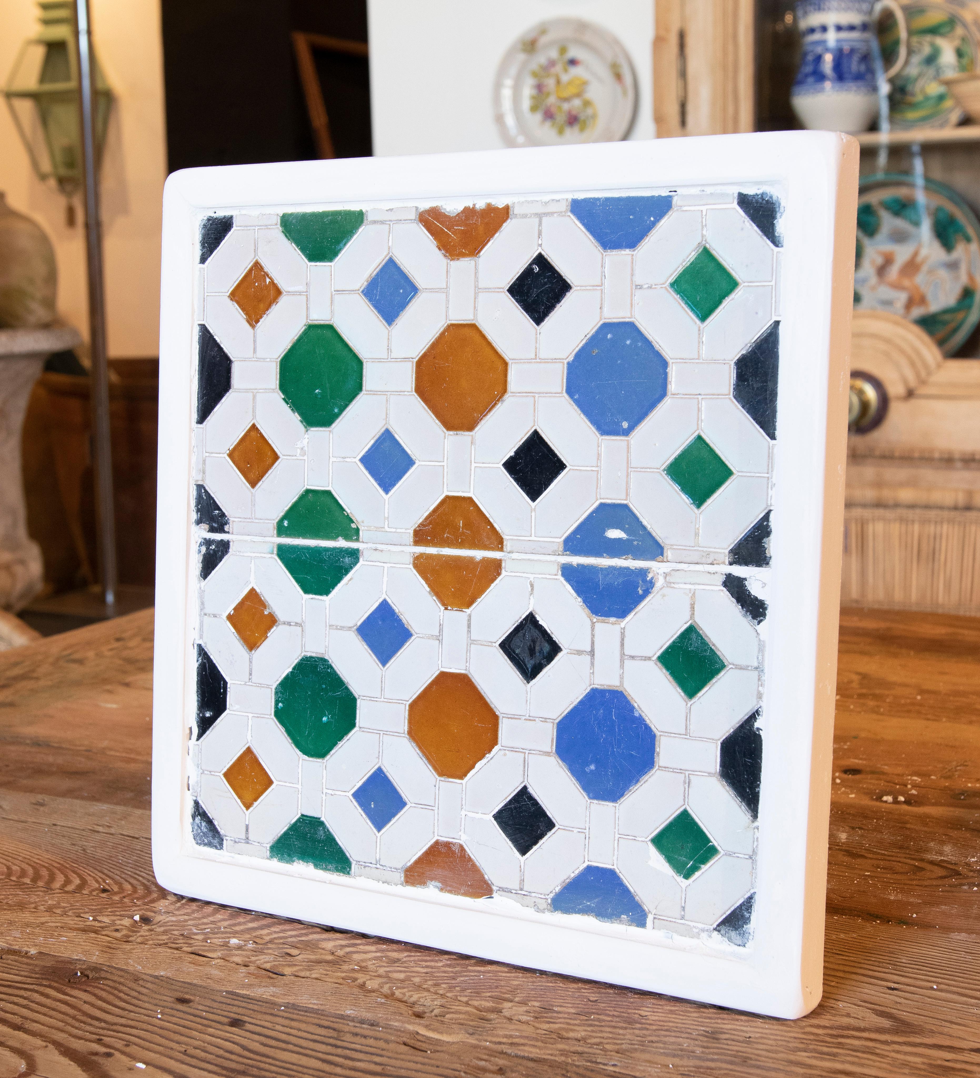 Espagnol Carreau décoratif espagnol des années 1950 encadré dans du bois de différentes couleurs en vente