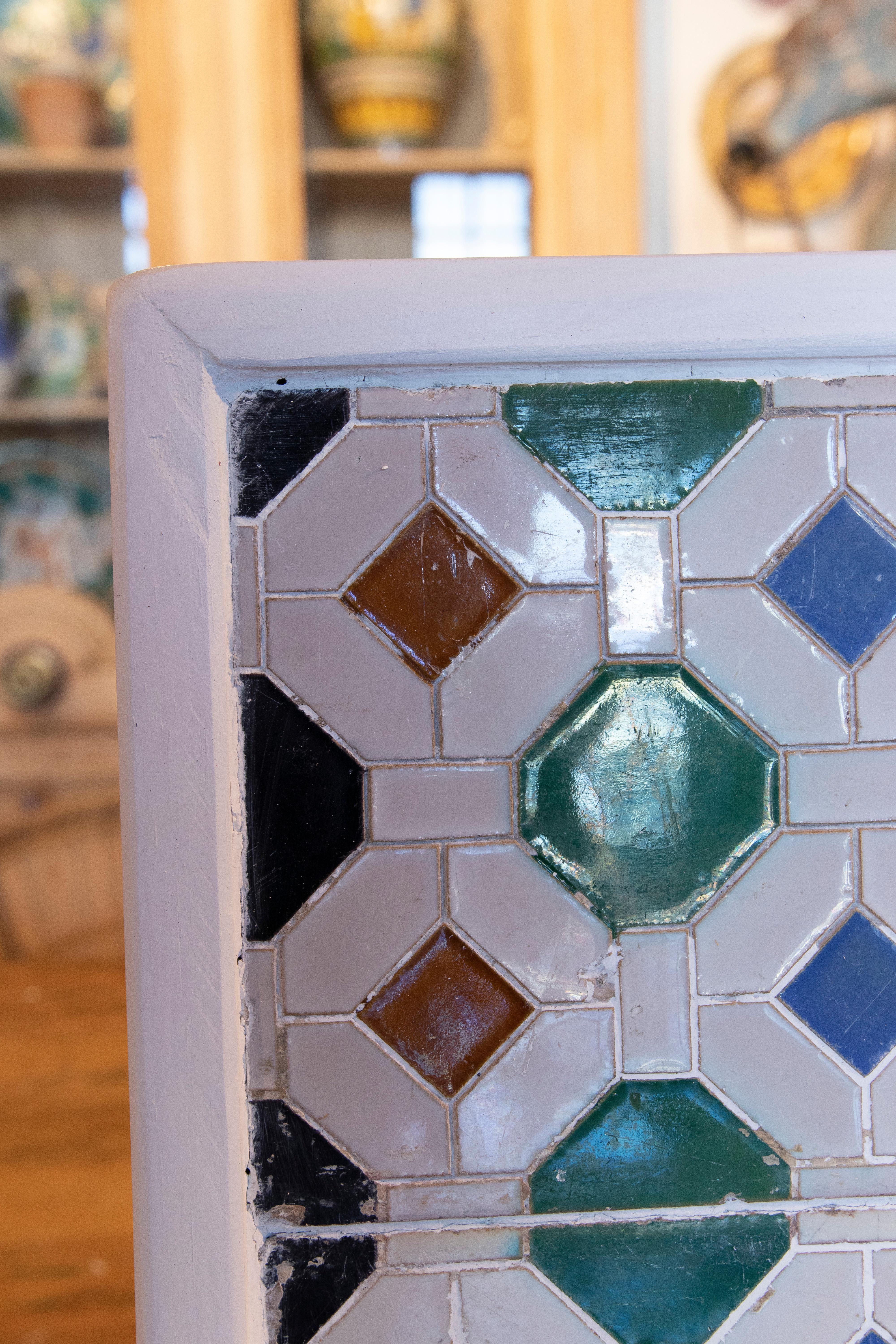 Vernissé Carreau décoratif espagnol des années 1950 encadré dans du bois de différentes couleurs en vente
