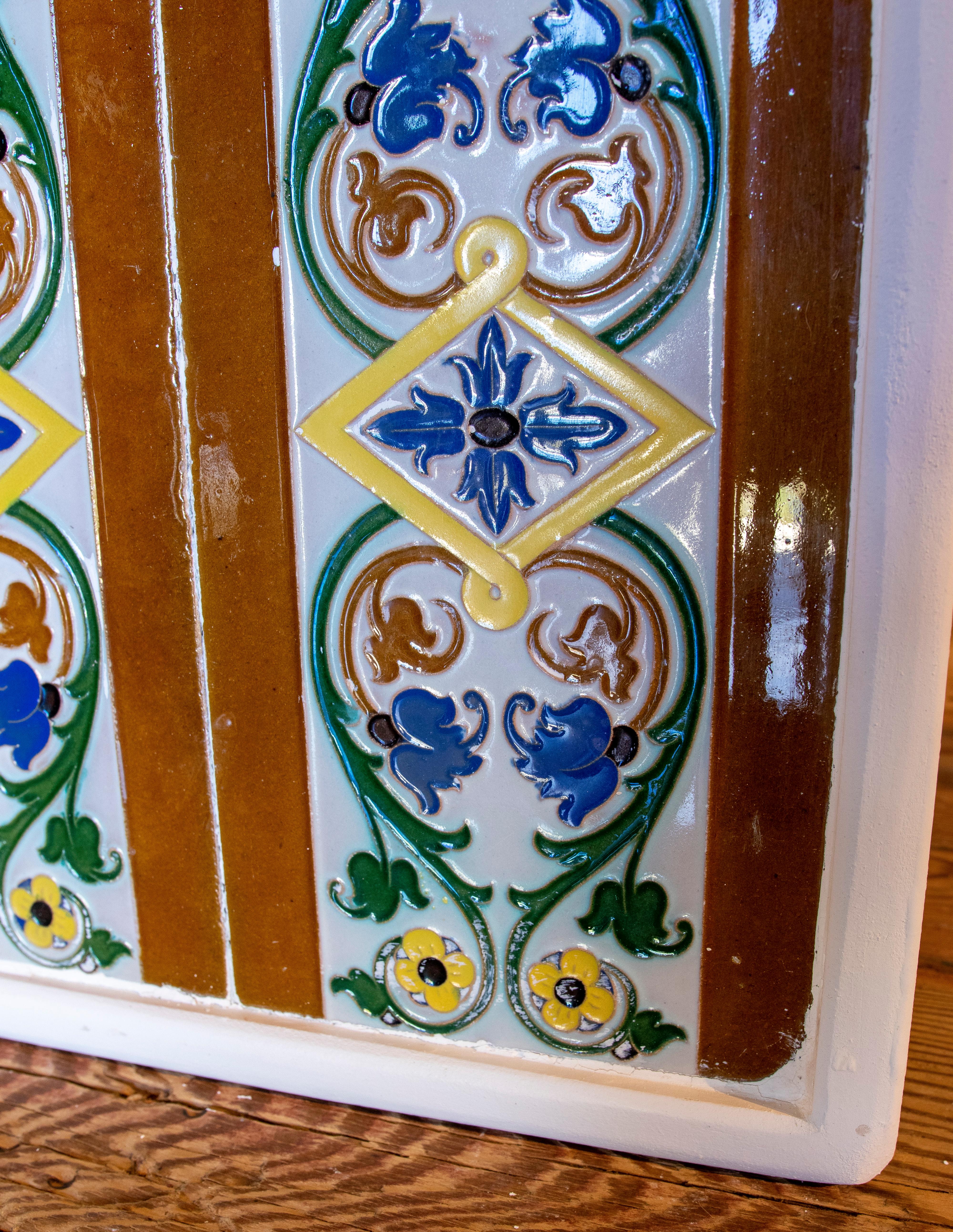 Spanische Zierfliese aus den 1950er Jahren, in Holz gerahmt, in verschiedenen Farben  (Keramik) im Angebot