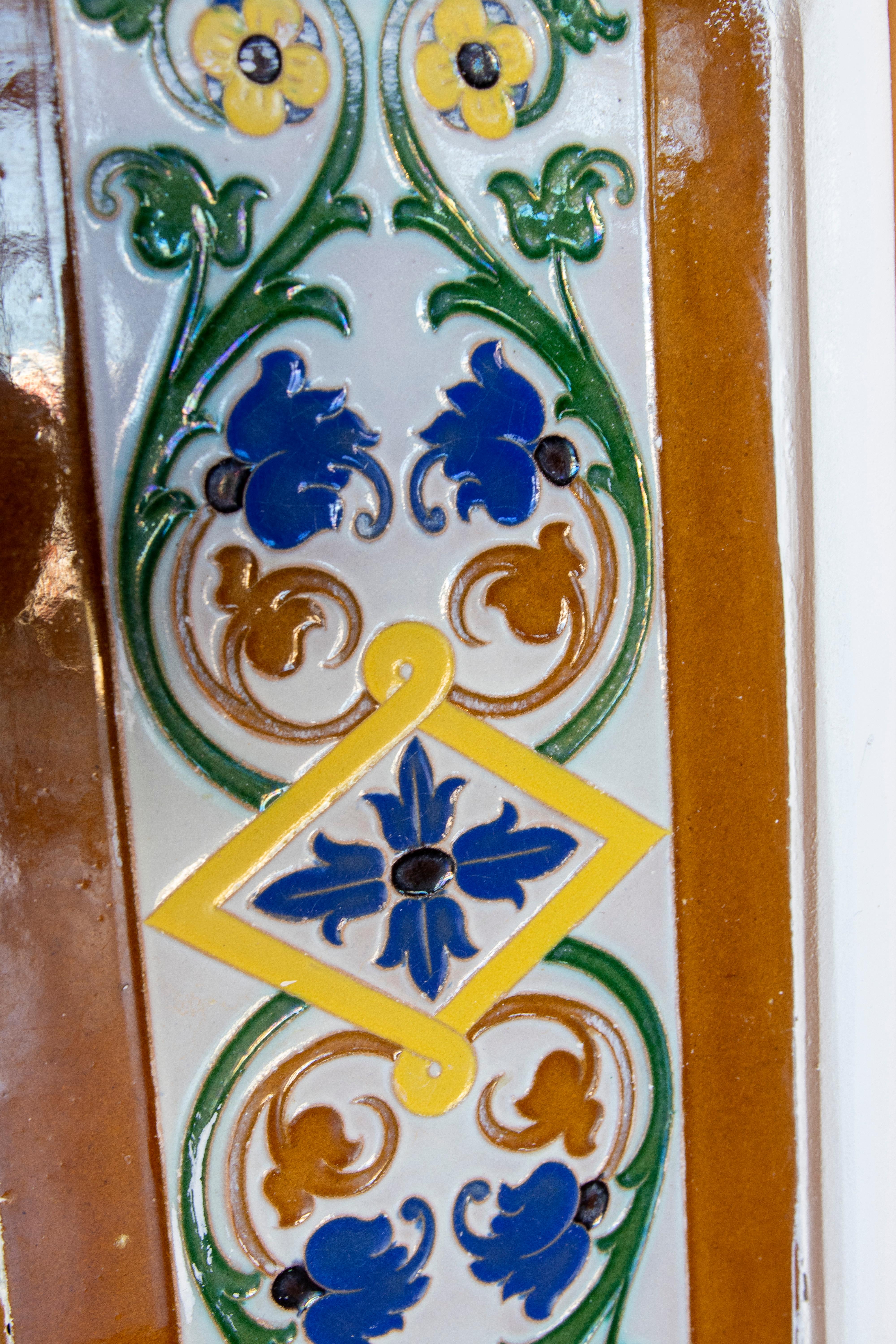 Céramique Carreau décoratif espagnol des années 1950 encadré dans du bois de différentes couleurs en vente