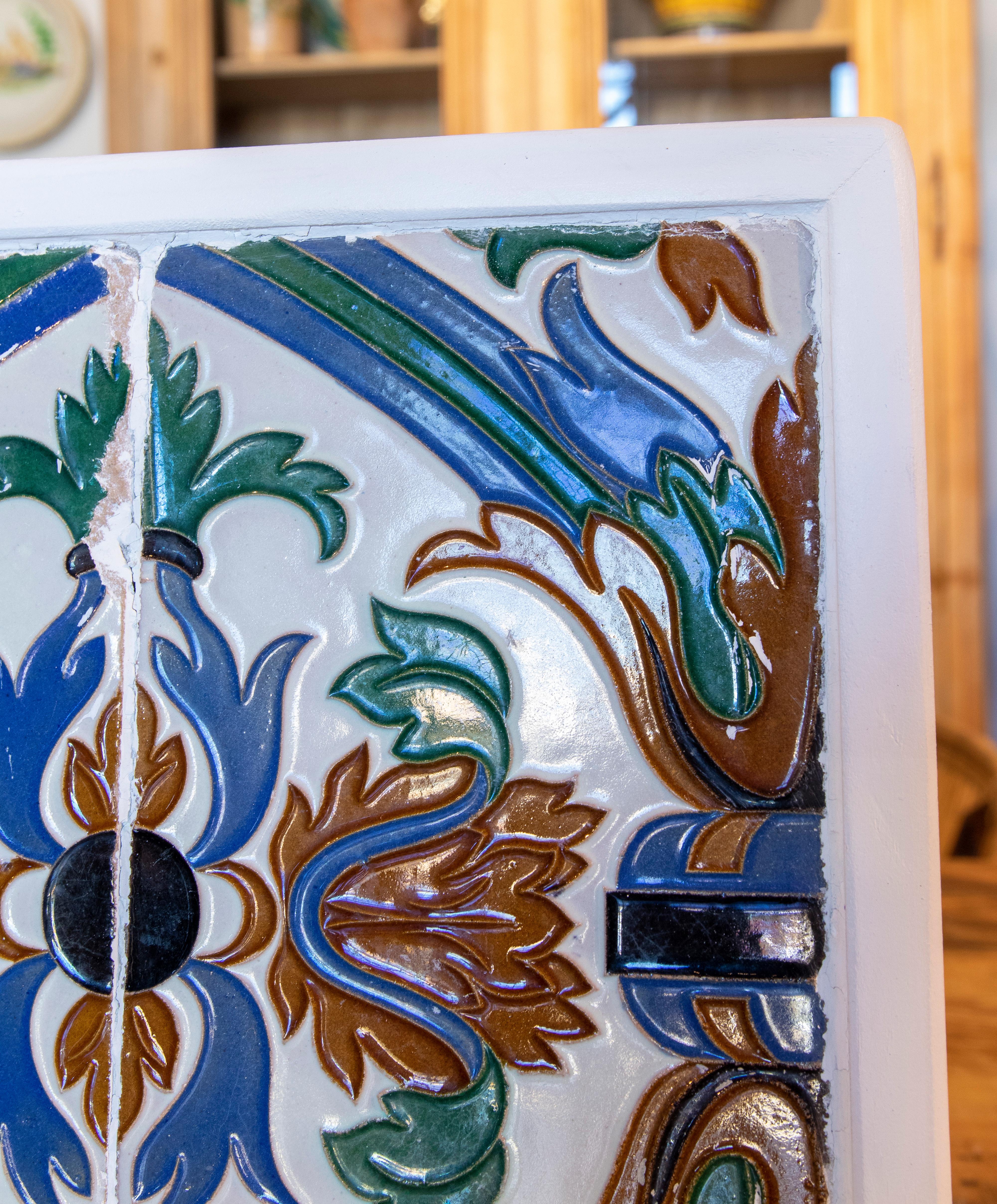 Céramique Carreau décoratif espagnol des années 1950 encadré dans du bois de différentes couleurs en vente