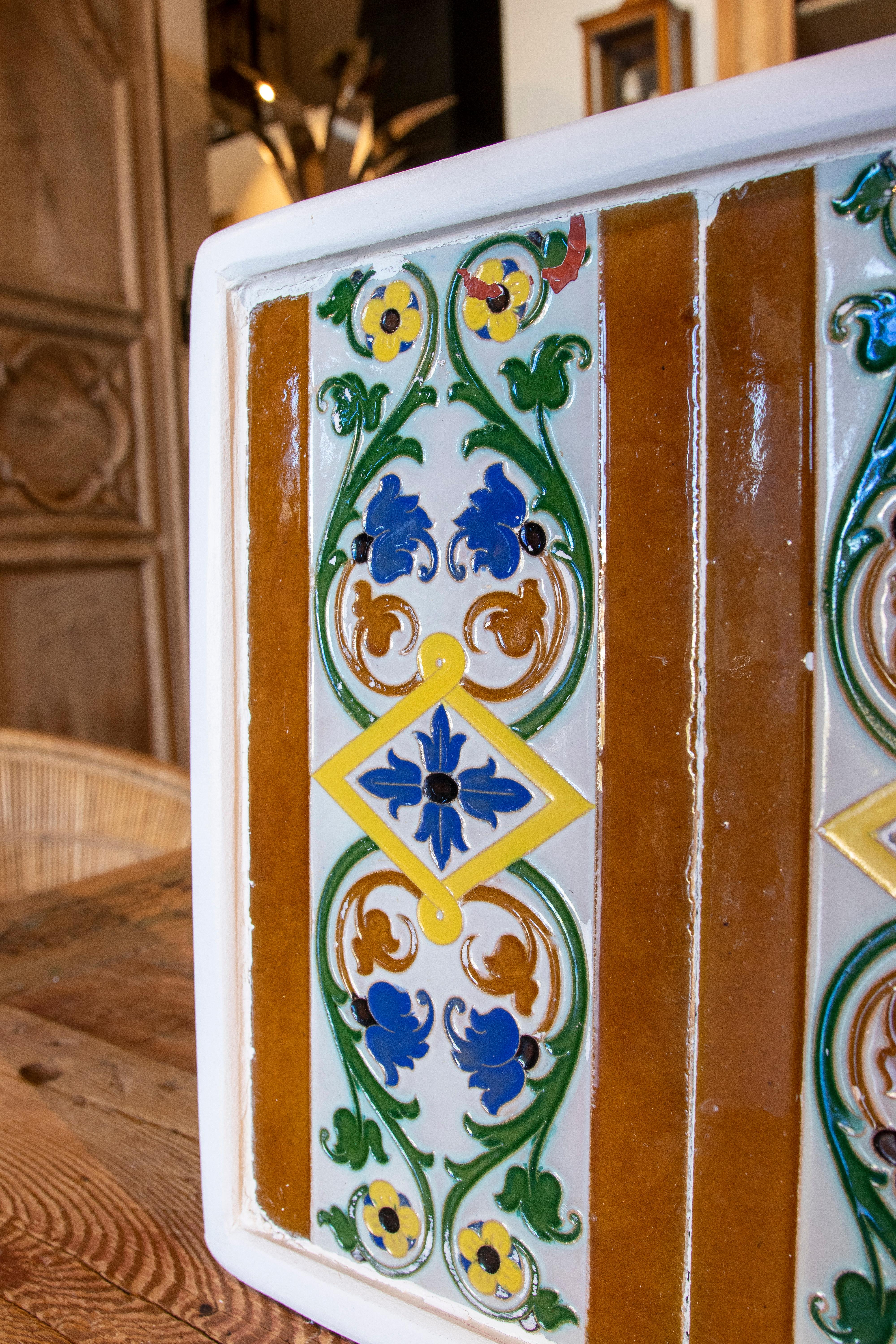 Smaltato Piastrella decorativa spagnola degli anni '50 incorniciata in Wood in diversi colori in vendita
