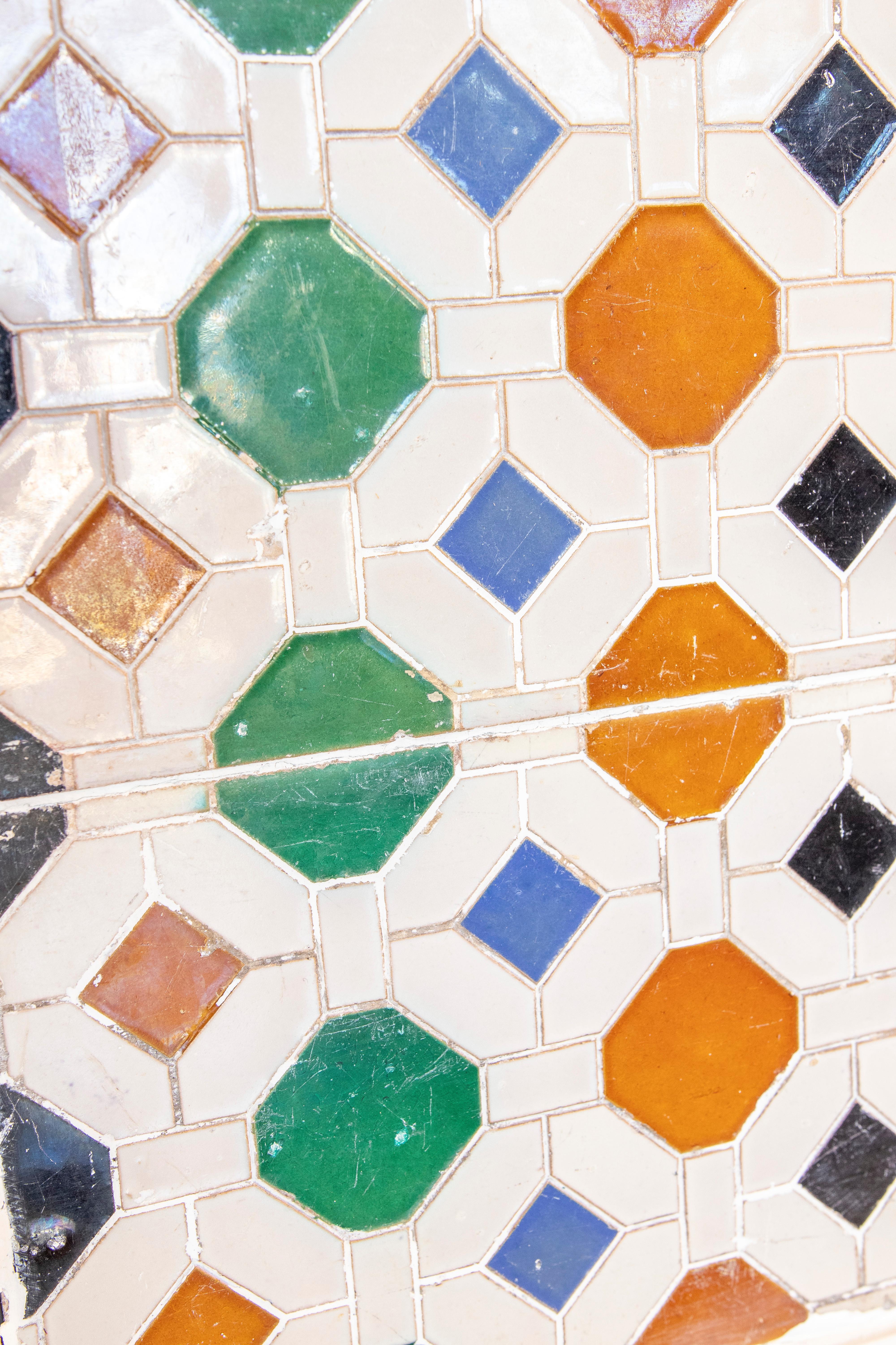 Carreau décoratif espagnol des années 1950 encadré dans du bois de différentes couleurs en vente 1