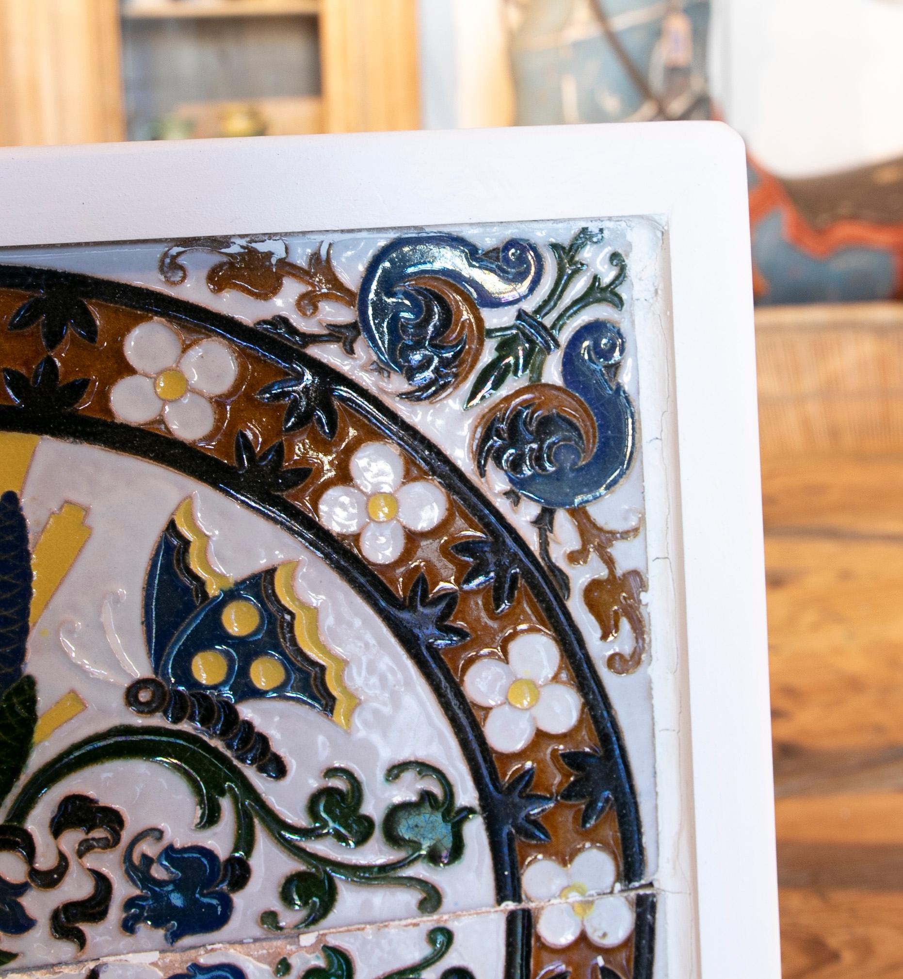 Carreau décoratif espagnol des années 1950 encadré dans du bois de différentes couleurs en vente 1
