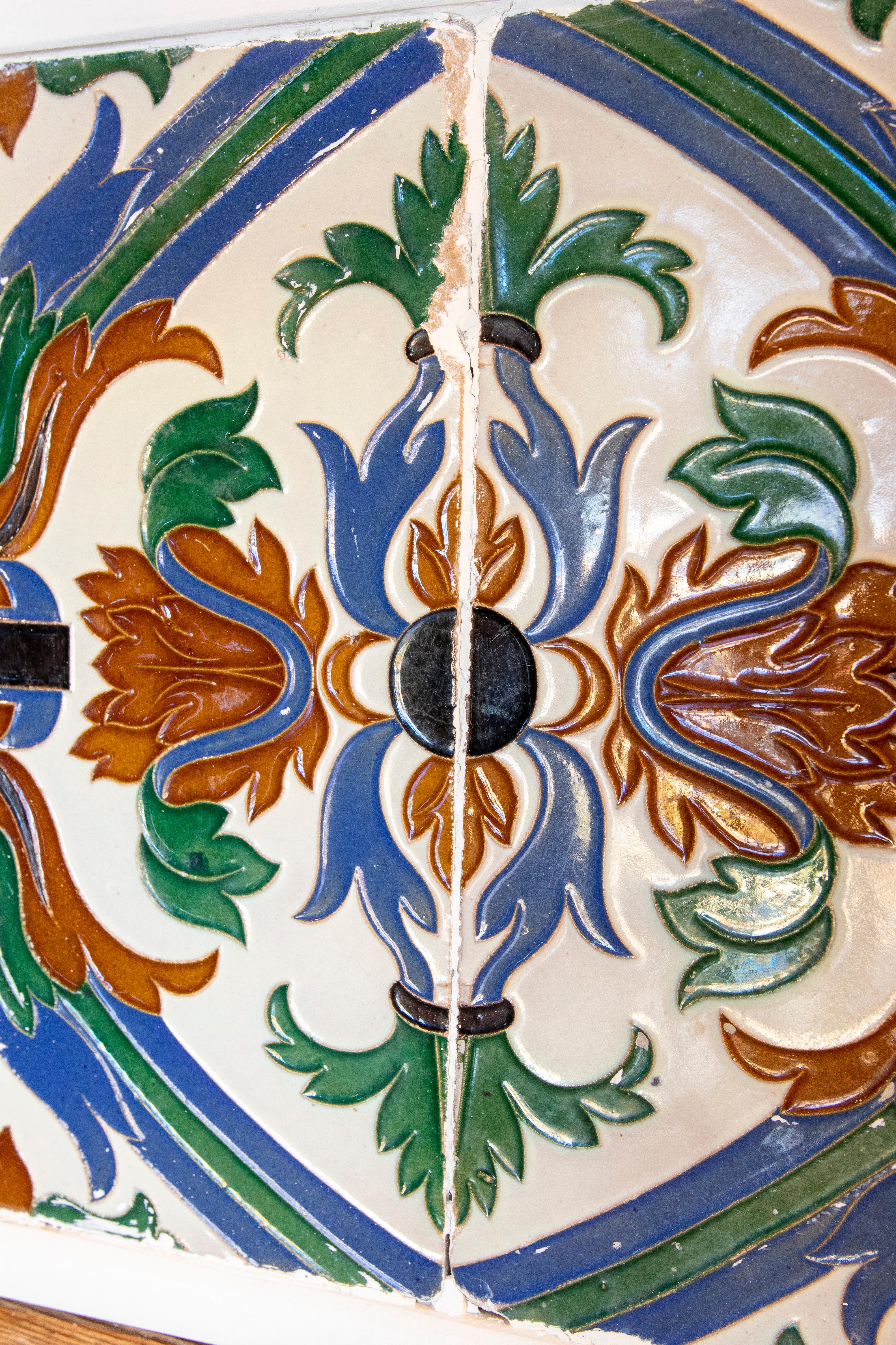 Carreau décoratif espagnol des années 1950 encadré dans du bois de différentes couleurs en vente 2