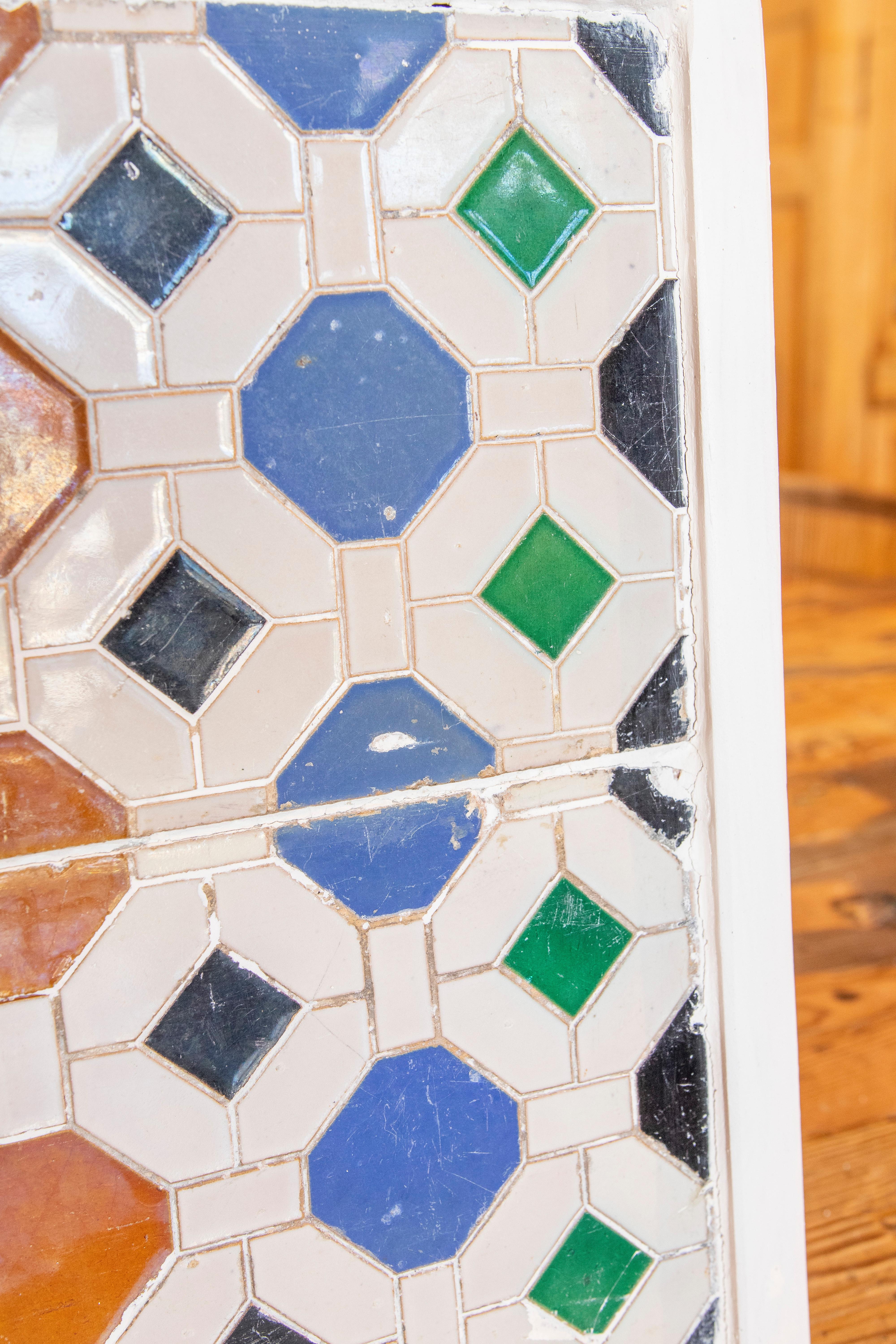 Carreau décoratif espagnol des années 1950 encadré dans du bois de différentes couleurs en vente 2