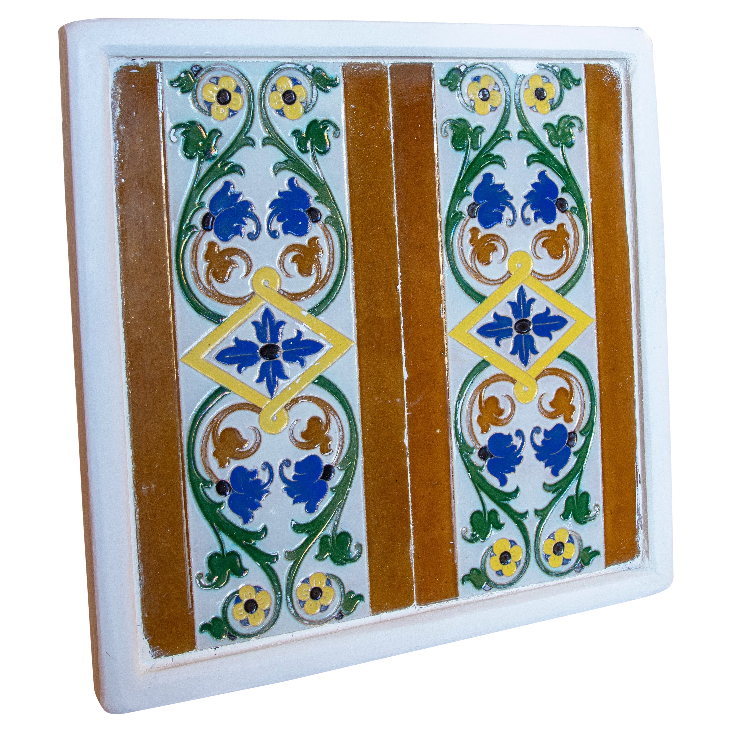 Carreau décoratif espagnol des années 1950 encadré dans du bois de différentes couleurs