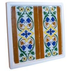 Carreau décoratif espagnol des années 1950 encadré dans du bois de différentes couleurs