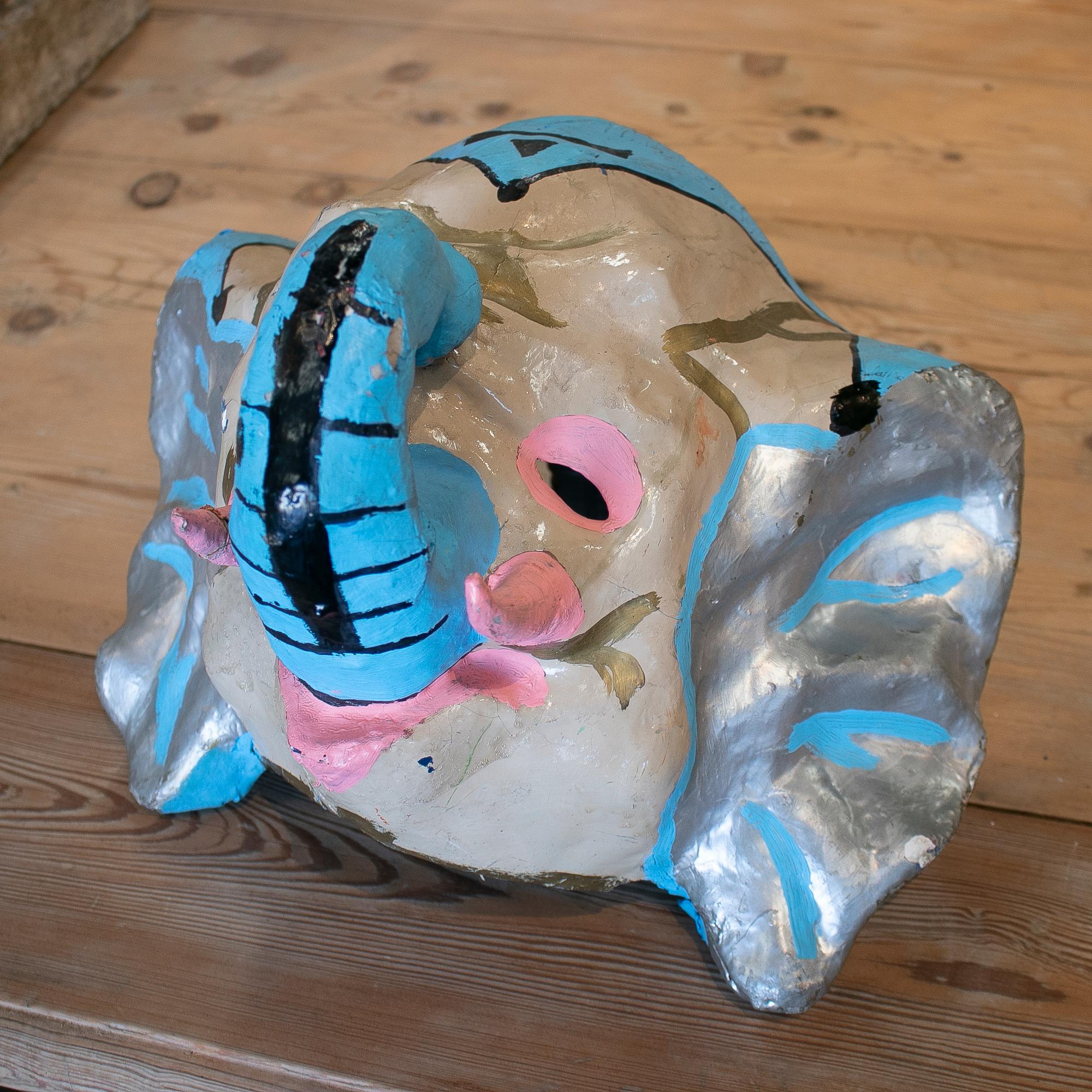 Beliebte spanische Elefantenkopfmaske aus handbemaltem Pappmaché aus den 1950er Jahren, die bei Dorffesten getragen wurde.
  