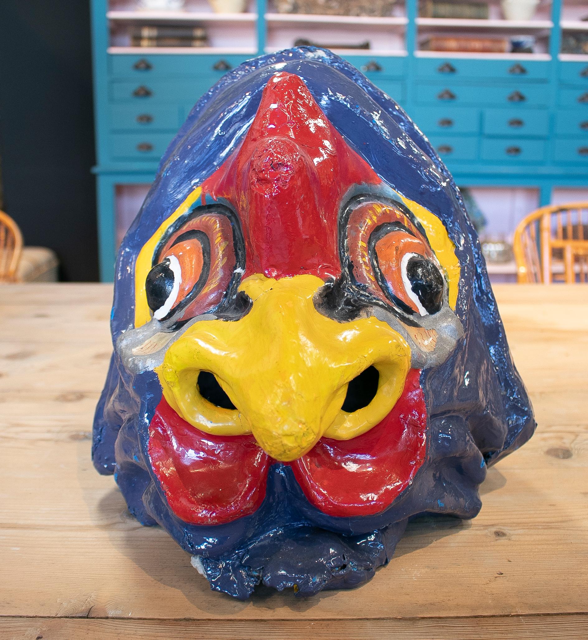 Beliebte handbemalte spanische Hahnenkopfmaske aus Pappmaché aus den 1950er Jahren, die bei Dorffesten getragen wurde.